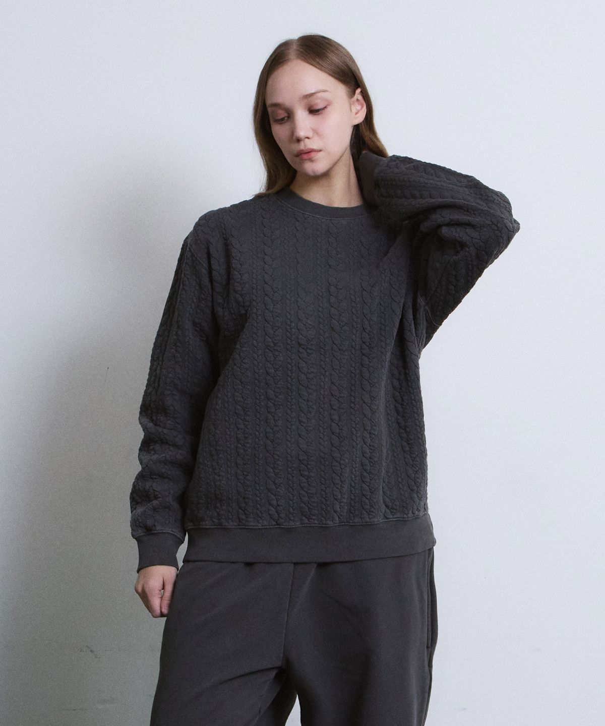 에이던엠(ADERNM) GRANMA CABLE SWEATSHIRTS (CHARCOAL)