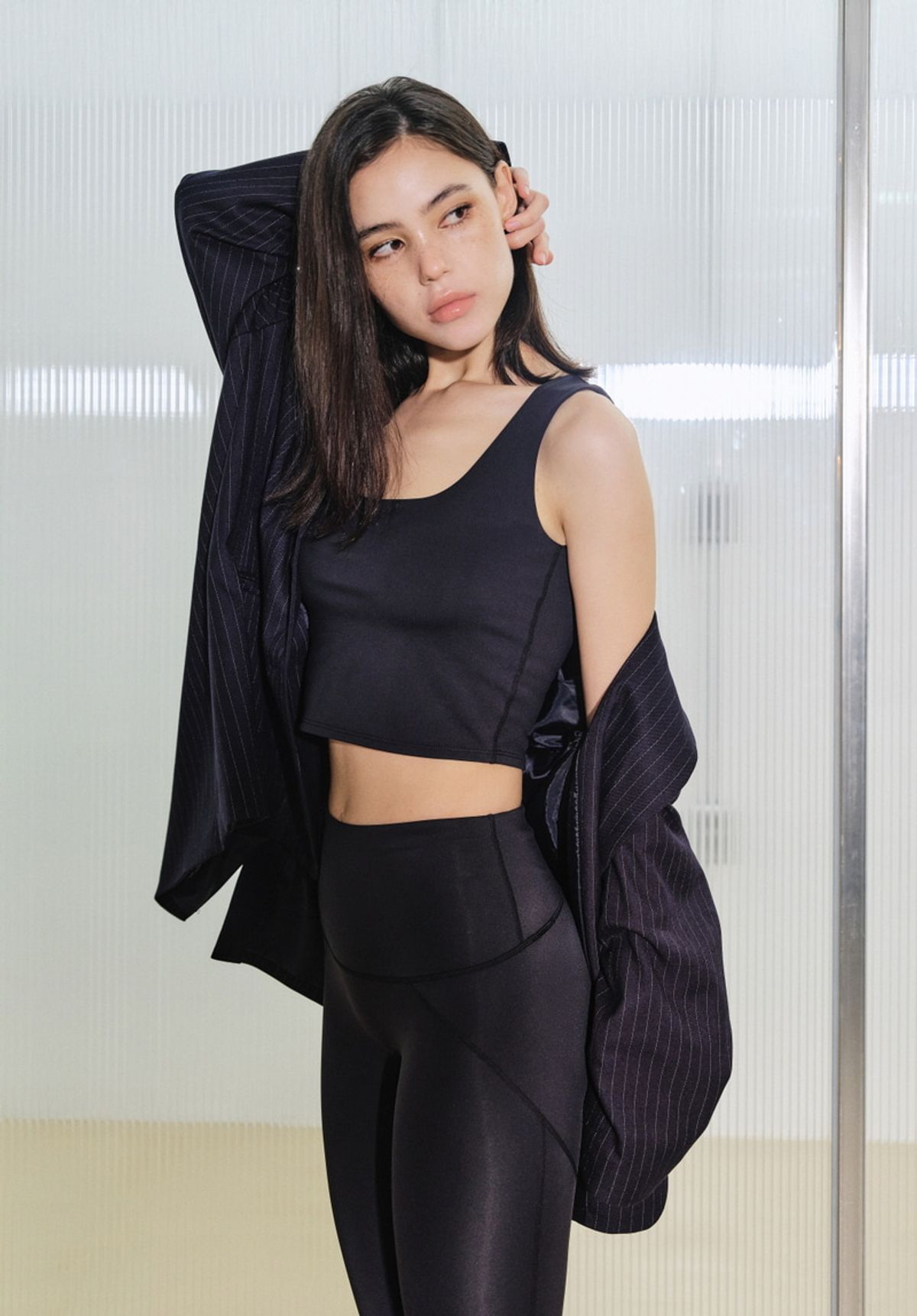 비나앤코(VINAANDCO) 겨살커버 심플크롭탑 - 블랙 (XS/S/M/L/XL)