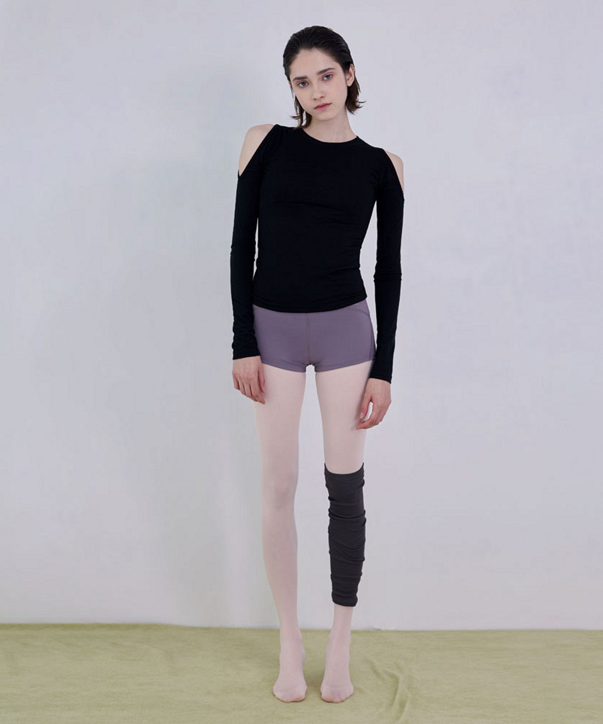 데비웨어(DEVIWEAR) 루시 숄더 홀 티셔츠 DEVI-T0144-블랙