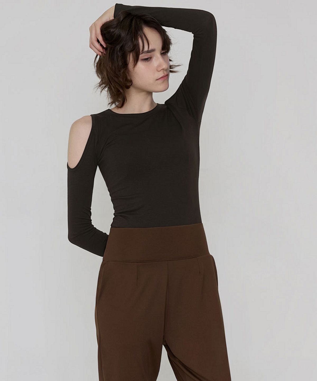 데비웨어(DEVIWEAR) 루시 숄더 홀 티셔츠 DEVI-T0144-브라운