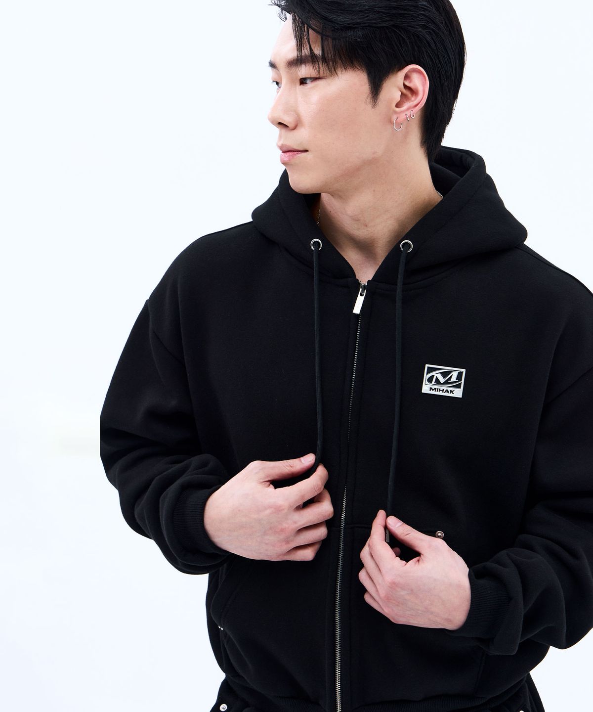미학(MIHAK) 메탈 플레이트 기모 후디 집업 (BLACK)