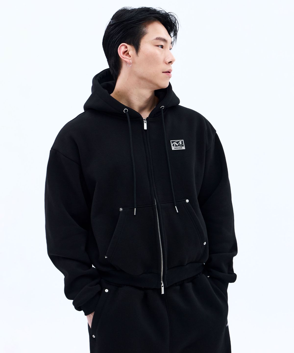 미학(MIHAK) 메탈 플레이트 기모 후디 집업 (BLACK)
