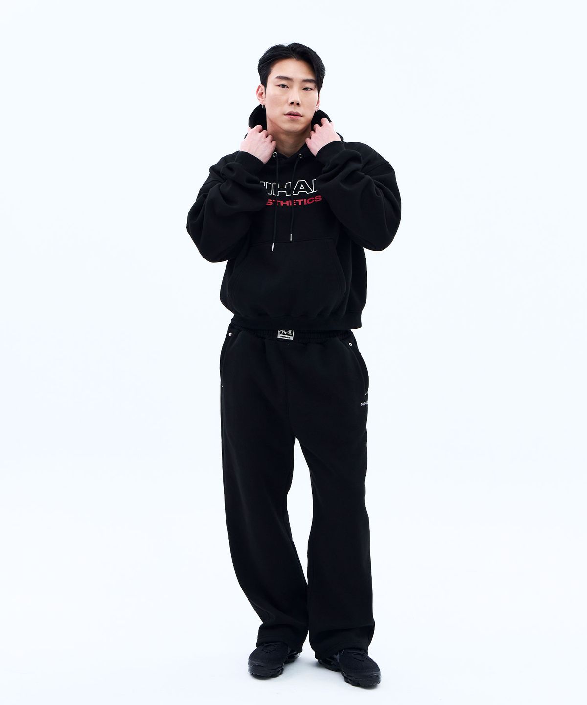 미학(MIHAK) 메탈 플레이트 기모 스웨트 팬츠 (BLACK)