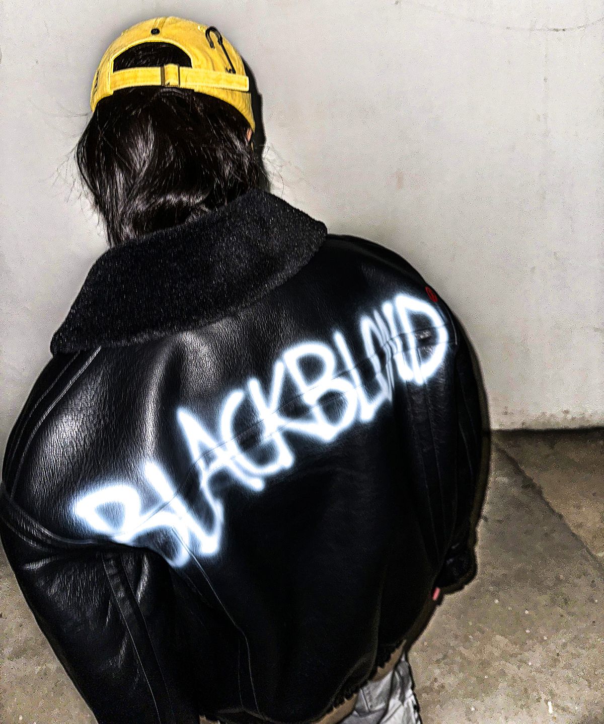 블랙블론드(BLACKBLOND) 비비디 그래피티 스프레이 밴드 무스탕 자켓 (블랙)