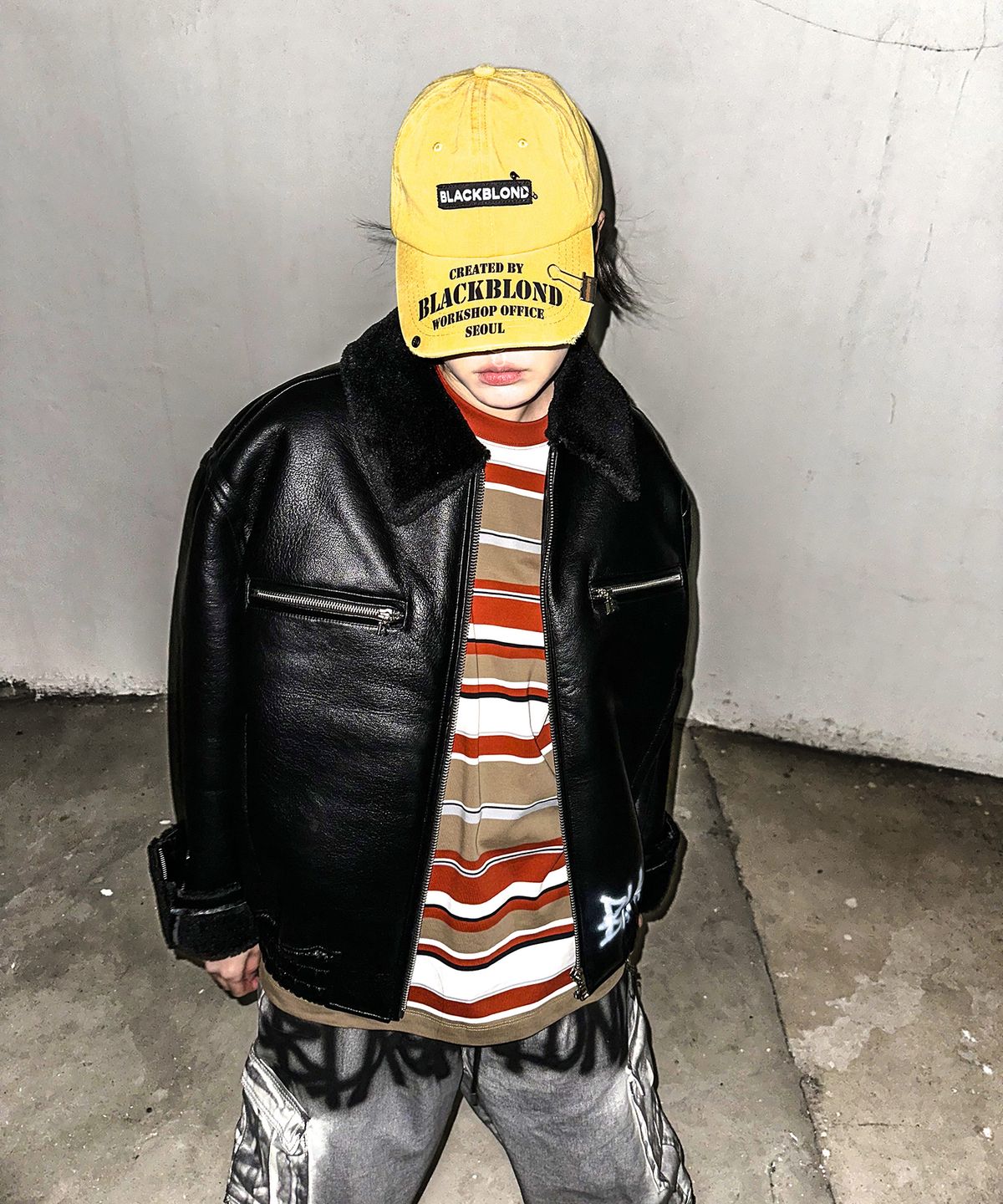 블랙블론드(BLACKBLOND) 비비디 그래피티 스프레이 밴드 무스탕 자켓 (블랙)
