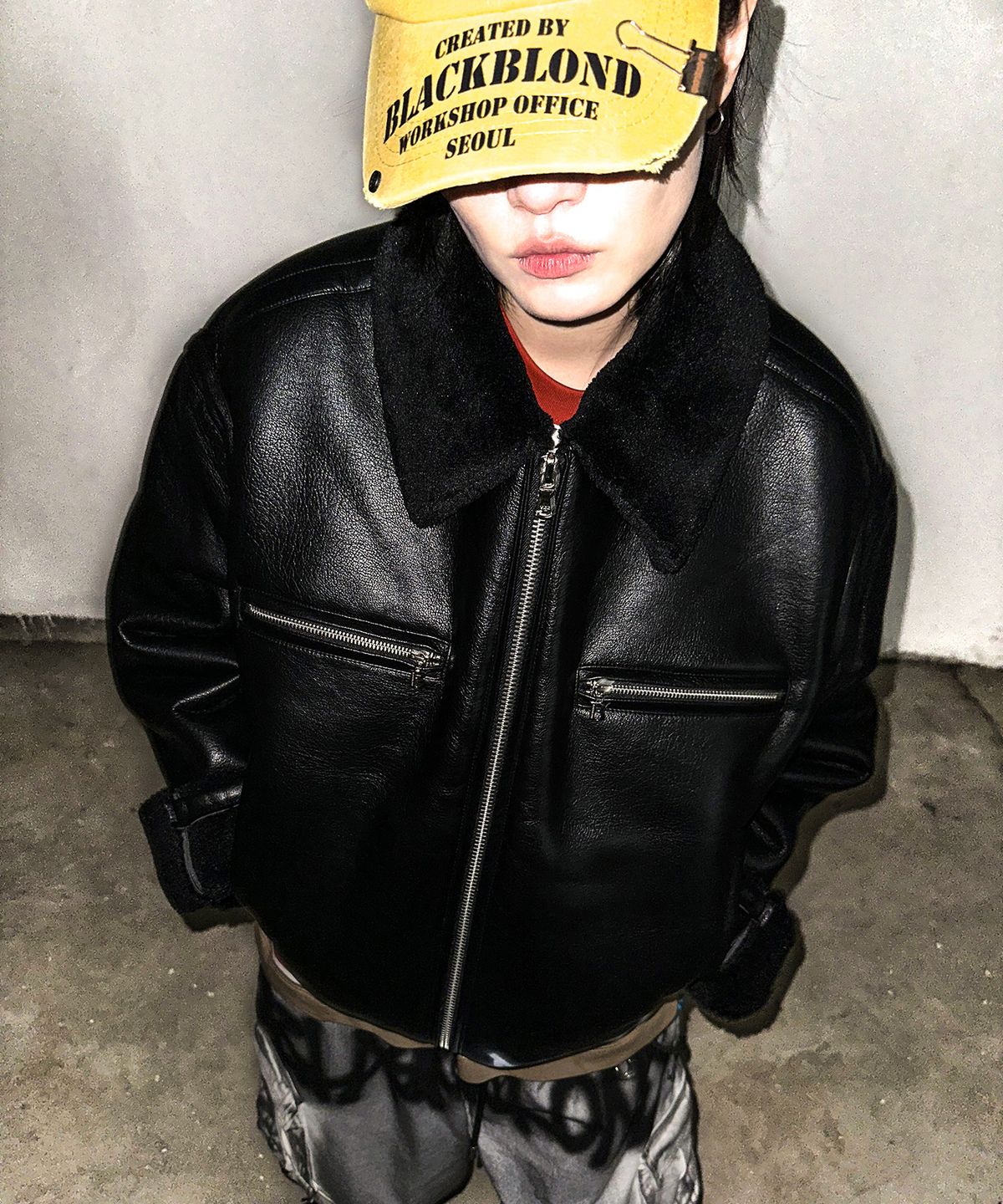 블랙블론드(BLACKBLOND) 비비디 그래피티 스프레이 밴드 무스탕 자켓 (블랙)