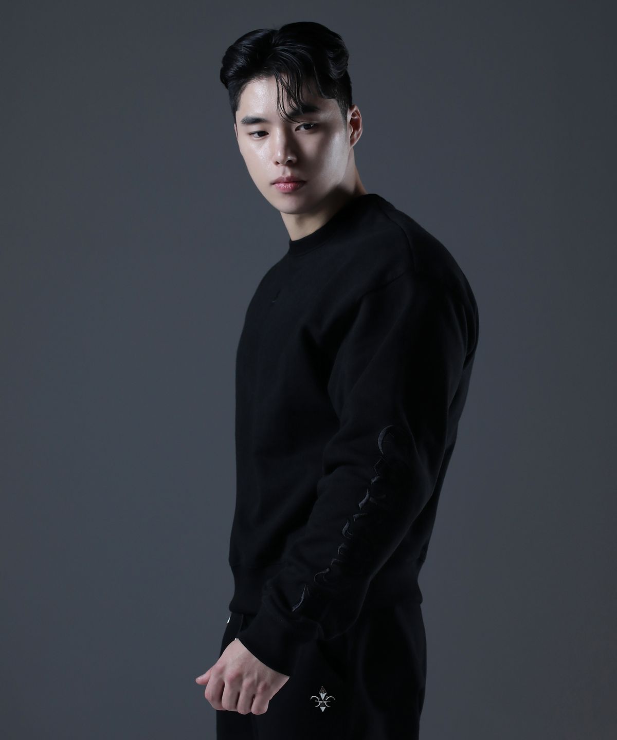 카미드(CARMID) 카미드 레터링 노블 블랙 자수 맨투맨