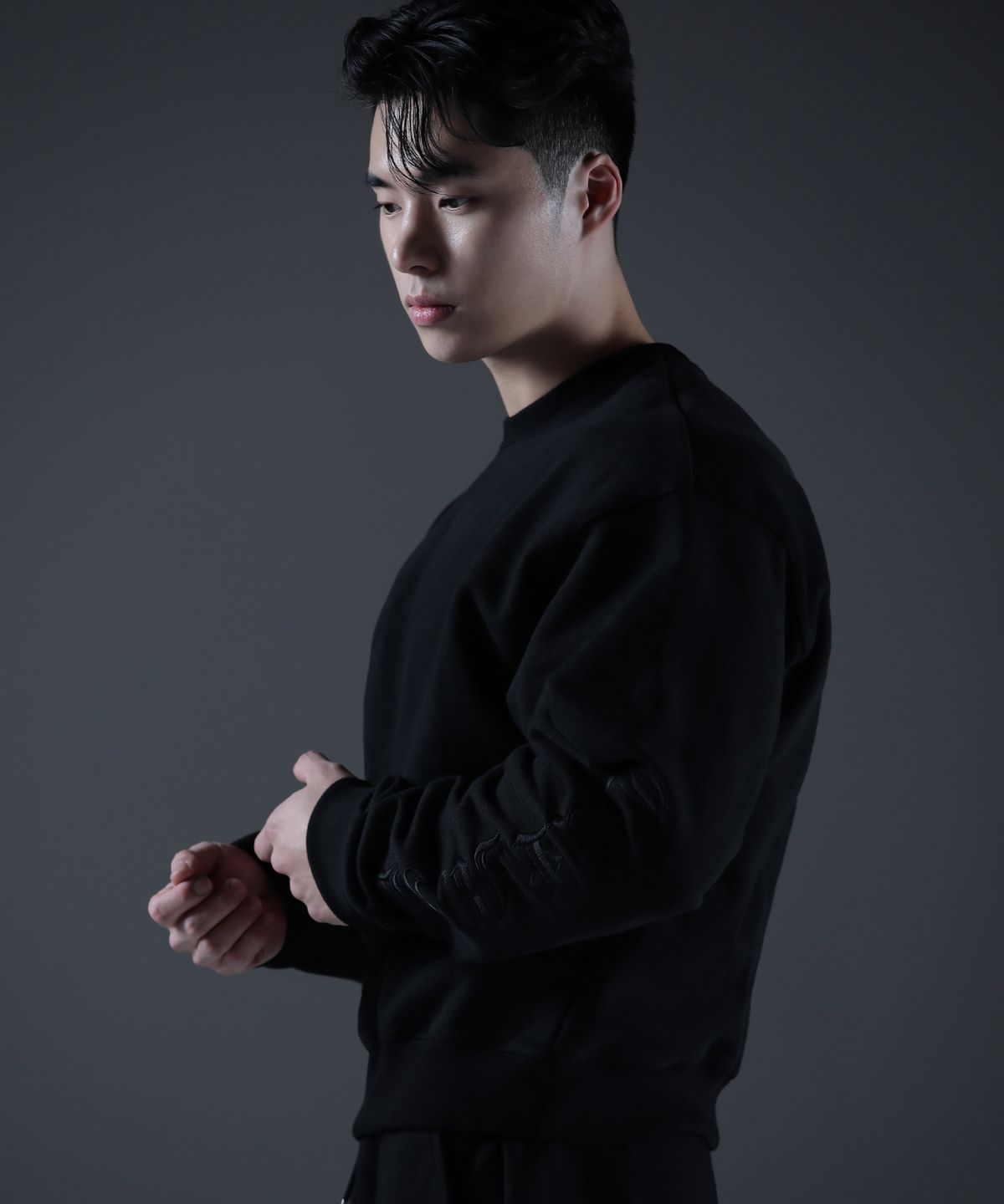 카미드(CARMID) 카미드 레터링 노블 블랙 자수 맨투맨