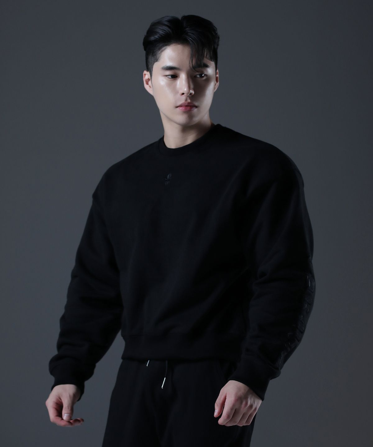 카미드(CARMID) 카미드 레터링 노블 블랙 자수 맨투맨