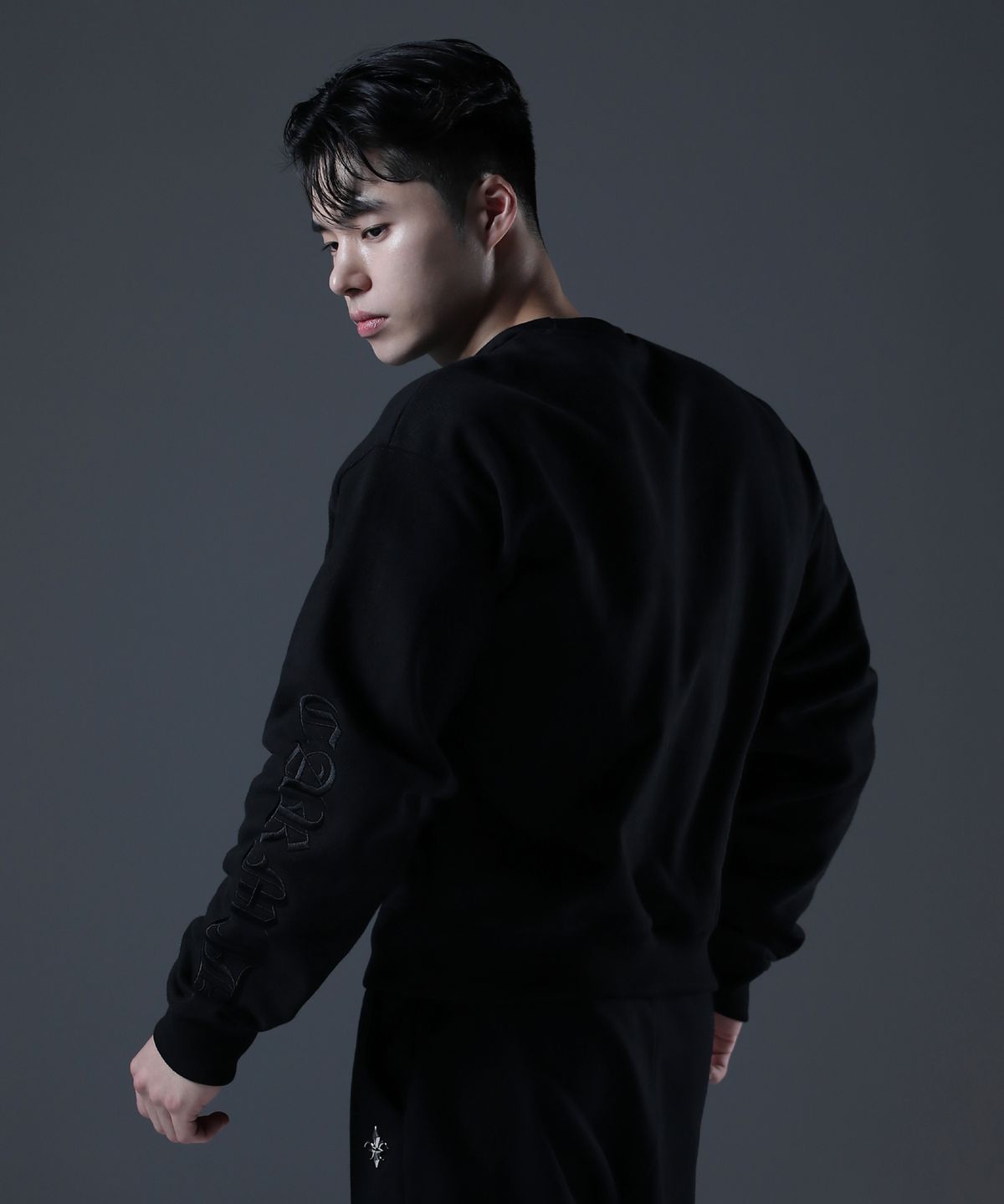 카미드(CARMID) 카미드 레터링 노블 블랙 자수 맨투맨