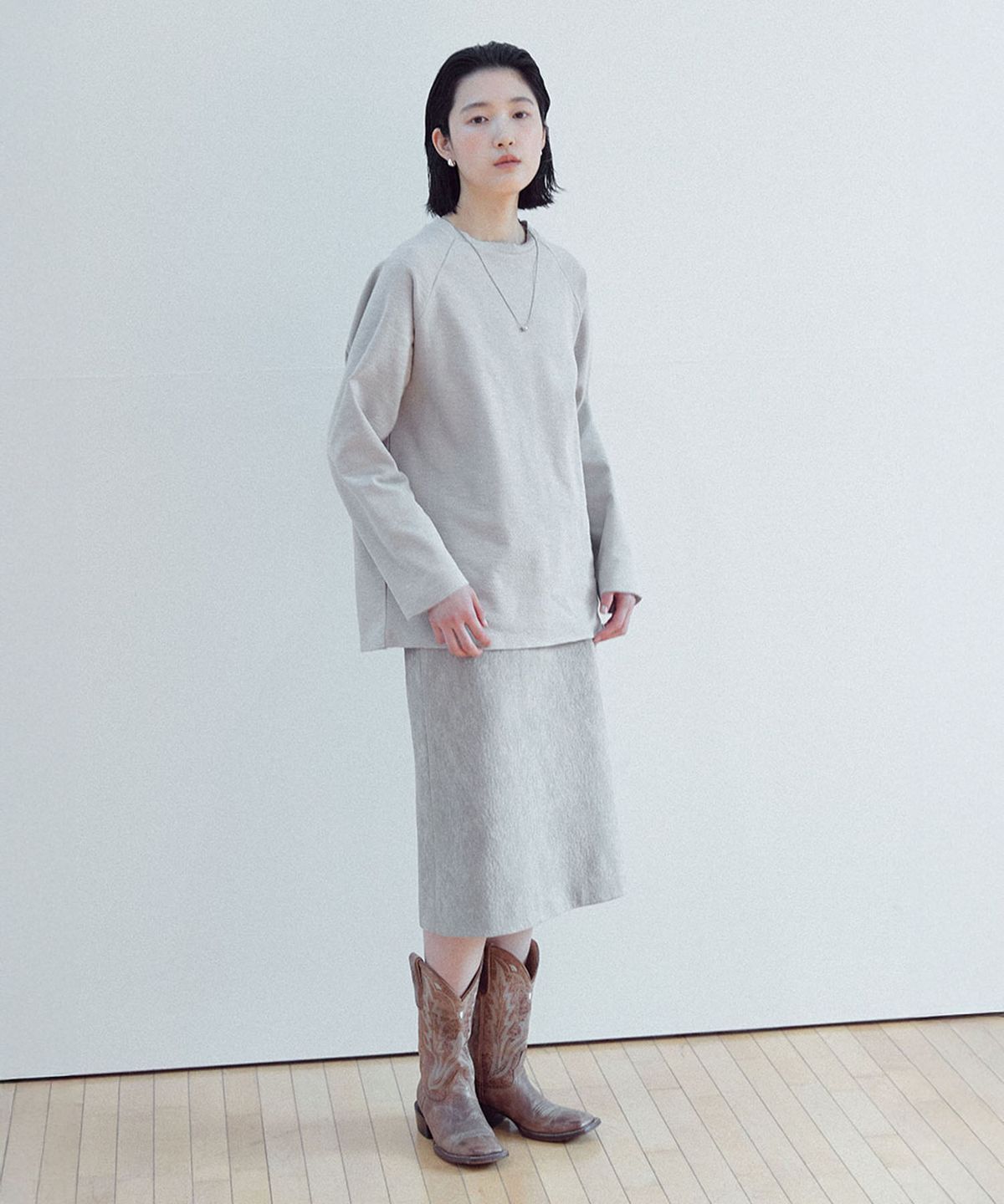 유토시스(EUTOSIS) SUEDE MIDI SKIRT(BEIGE)