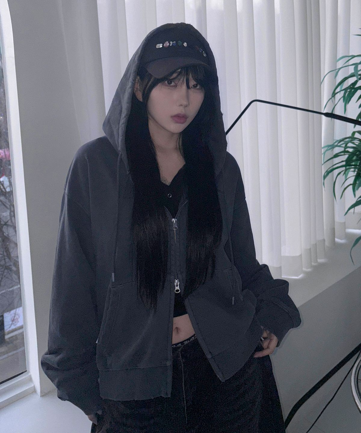 필루미네이트(FILLUMINATE) 데미지 세미 크롭 후드 집업-3Color