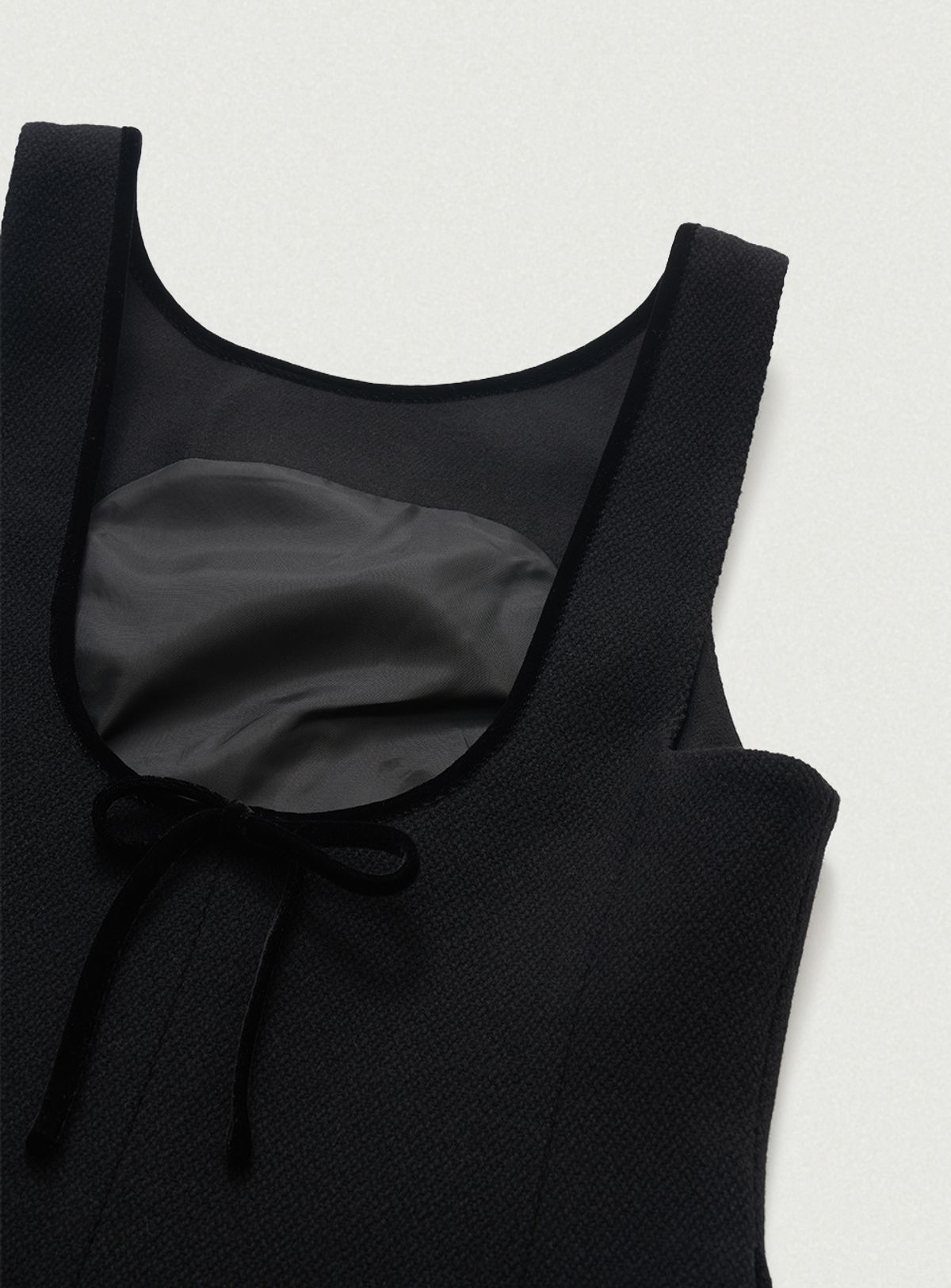 더바넷(THEBARNNET) Avel Back Ribbon Mini Dress