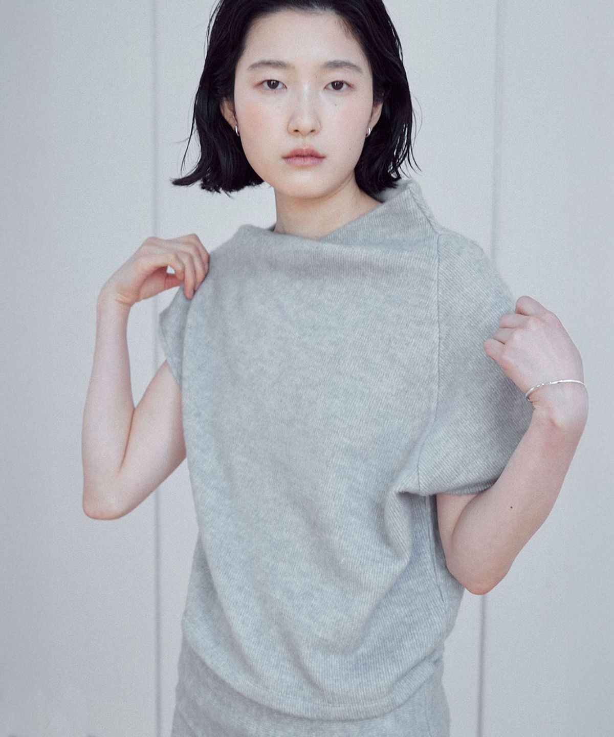 유토시스(EUTOSIS) HAILEY HALF OFF-SHOULDER(GREY)
