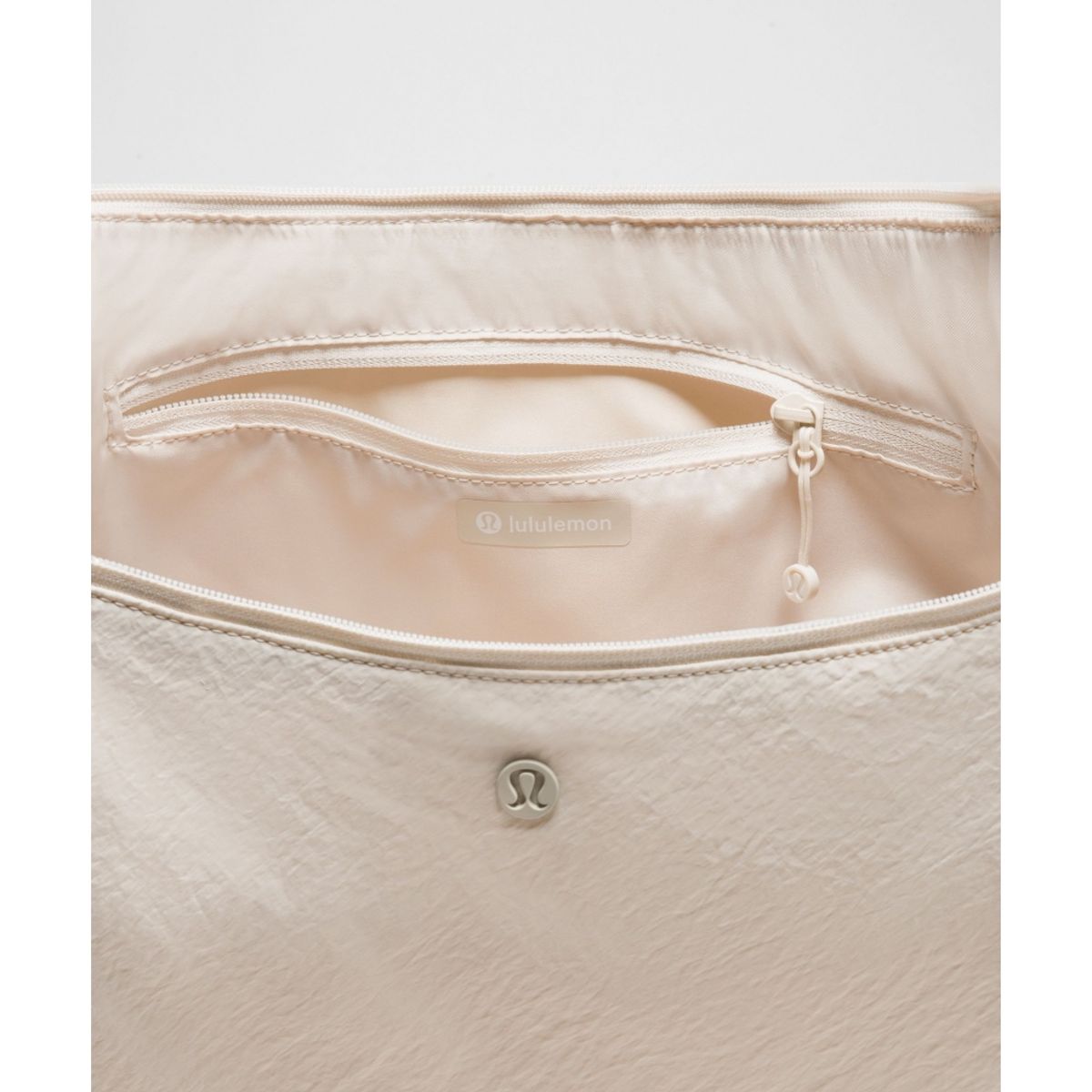 룰루레몬(LULULEMON) 라지 슬라우치 슬링백 13L  LTIV SLVR