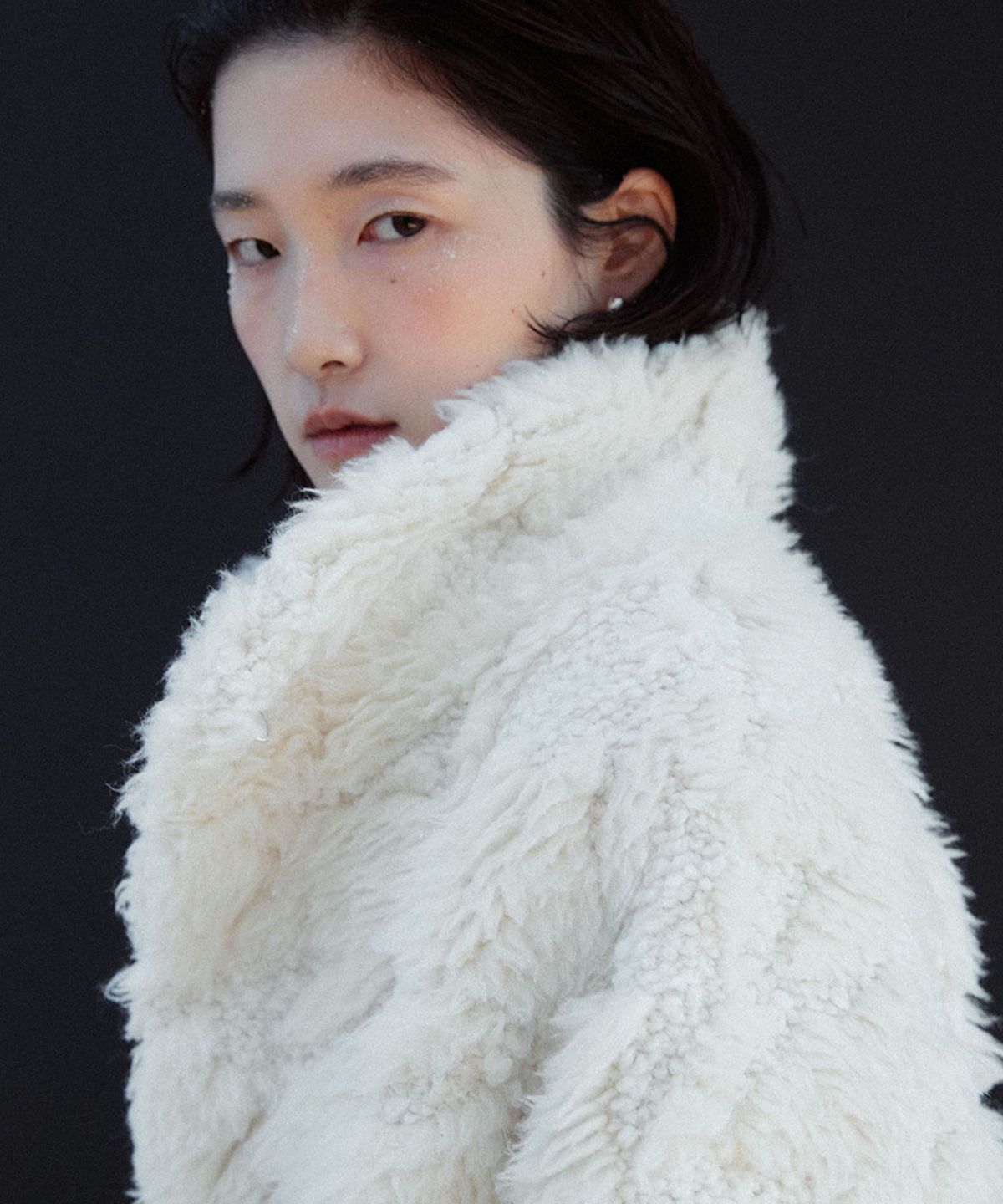 유토시스(EUTOSIS) HIGH-NECK ROUND FUR JACKET(IVORY)