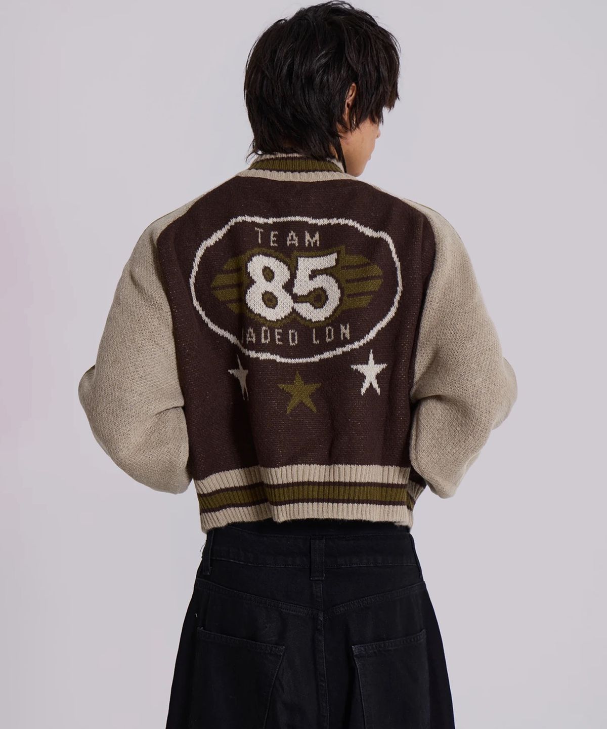 제이디드 런던(JADED LONDON) (U) 니티드 봄버 위드 백 아트워크 브라운 KNITTED BOMBER WITH BACK ARTWORK BROWN