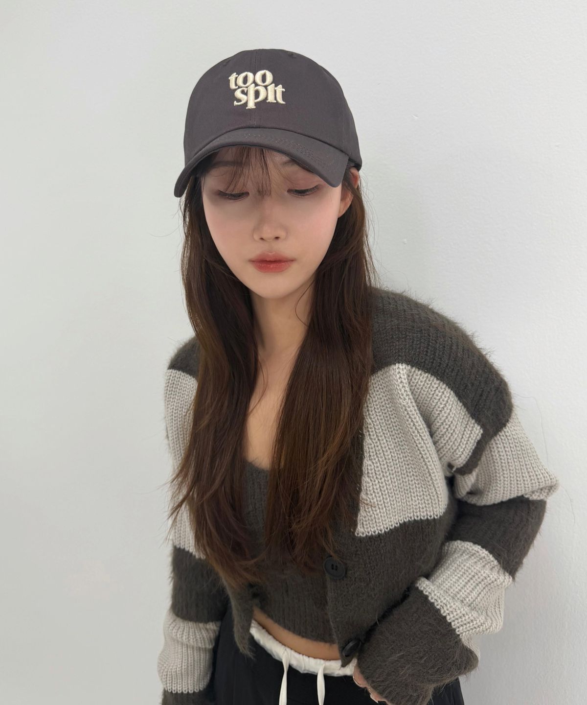 투에스핏(TOOSPIT) 시그니처  볼캡 (차콜 브라운)