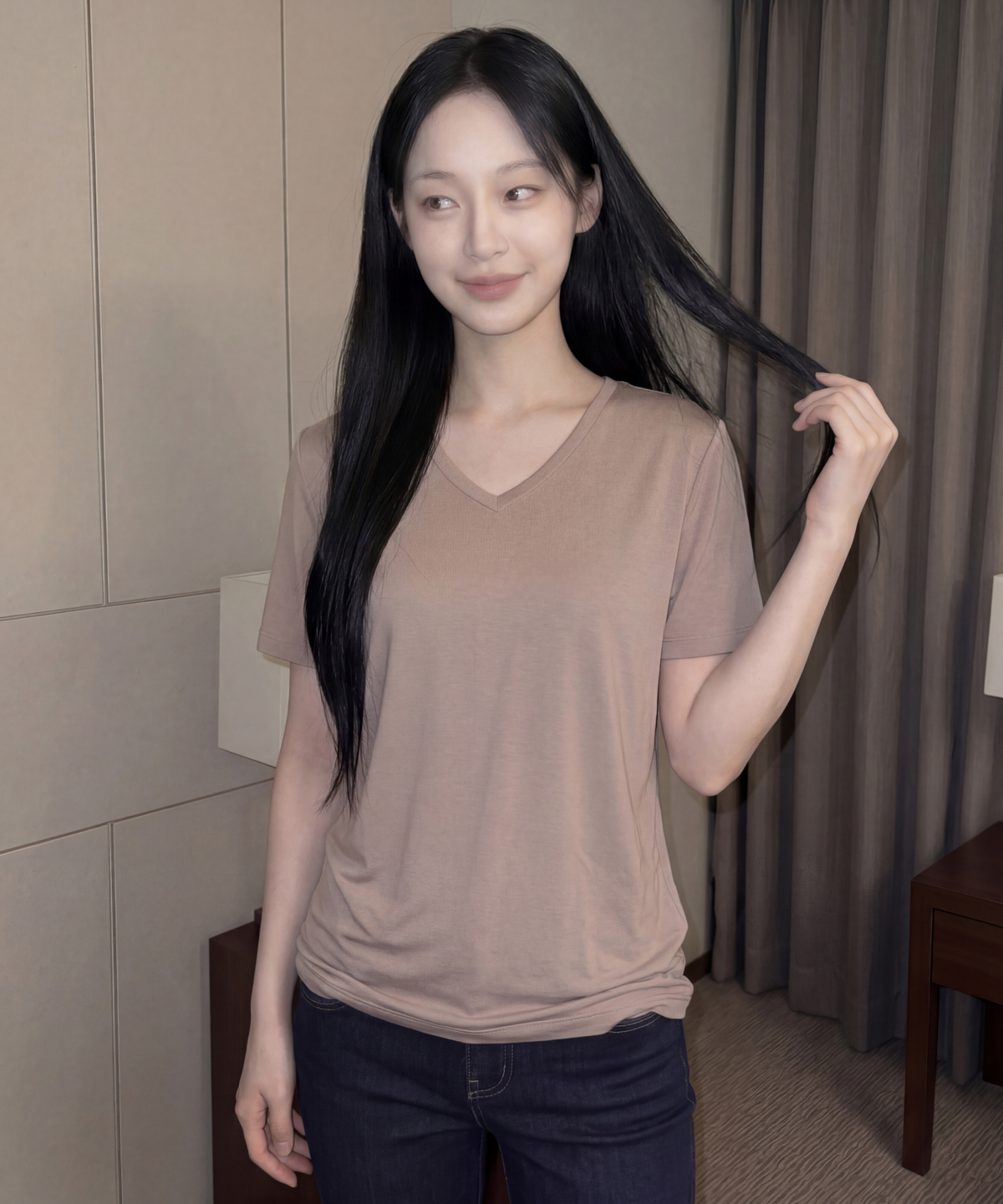베이직하우스(BASIC HOUSE) 여성 레이온 찰랑 스판 오버핏 브이넥 무지 반팔티셔츠 다크베이지