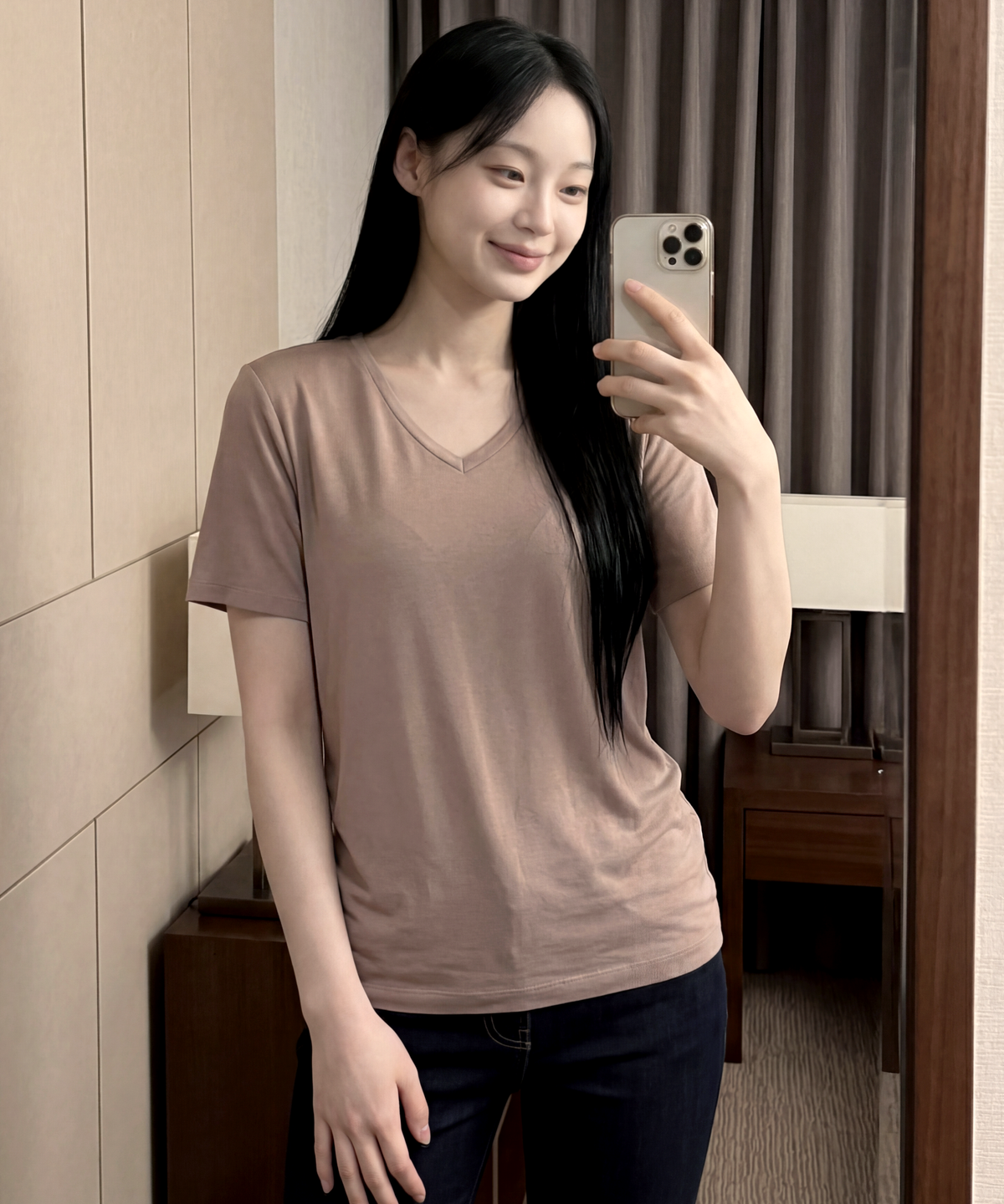베이직하우스(BASIC HOUSE) 여성 레이온 찰랑 스판 오버핏 브이넥 무지 반팔티셔츠 다크베이지