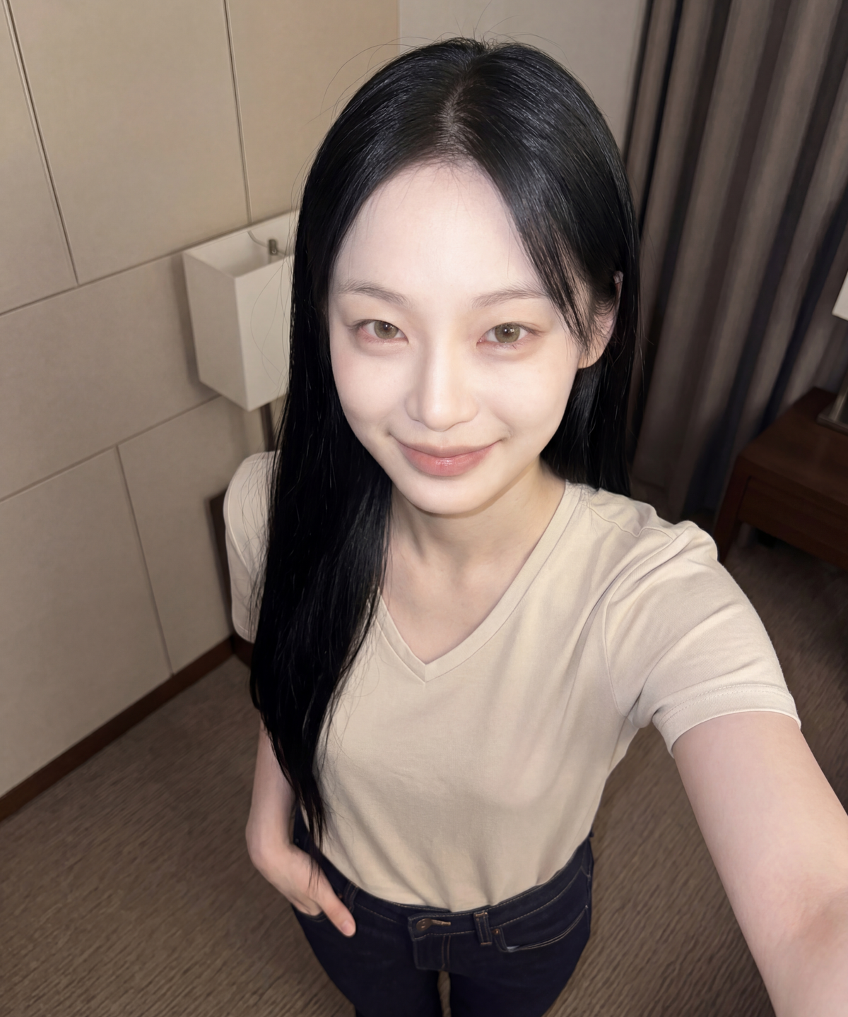 베이직하우스(BASIC HOUSE) 여성 레이온 찰랑 스판 오버핏 브이넥 무지 반팔티셔츠 크림