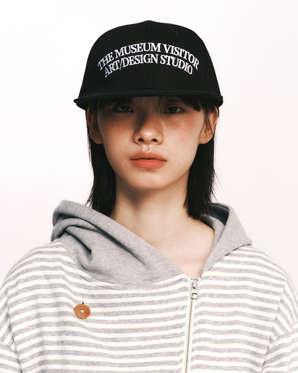 더뮤지엄비지터(THEMUSEUMVISITOR) PONY EMBROIDERY CAP (BLACK)