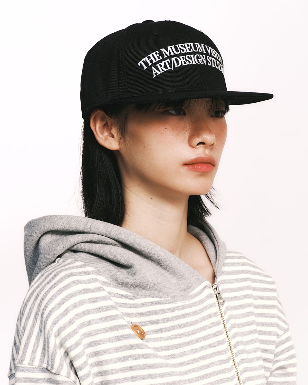 더뮤지엄비지터(THEMUSEUMVISITOR) PONY EMBROIDERY CAP (BLACK)