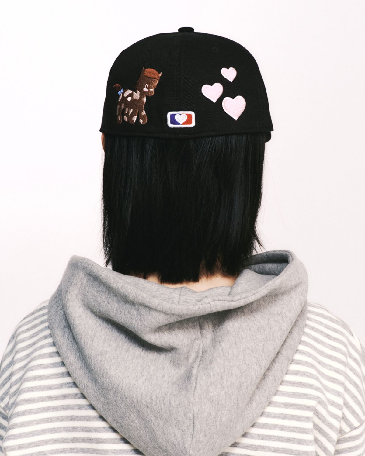 더뮤지엄비지터(THEMUSEUMVISITOR) PONY EMBROIDERY CAP (BLACK)