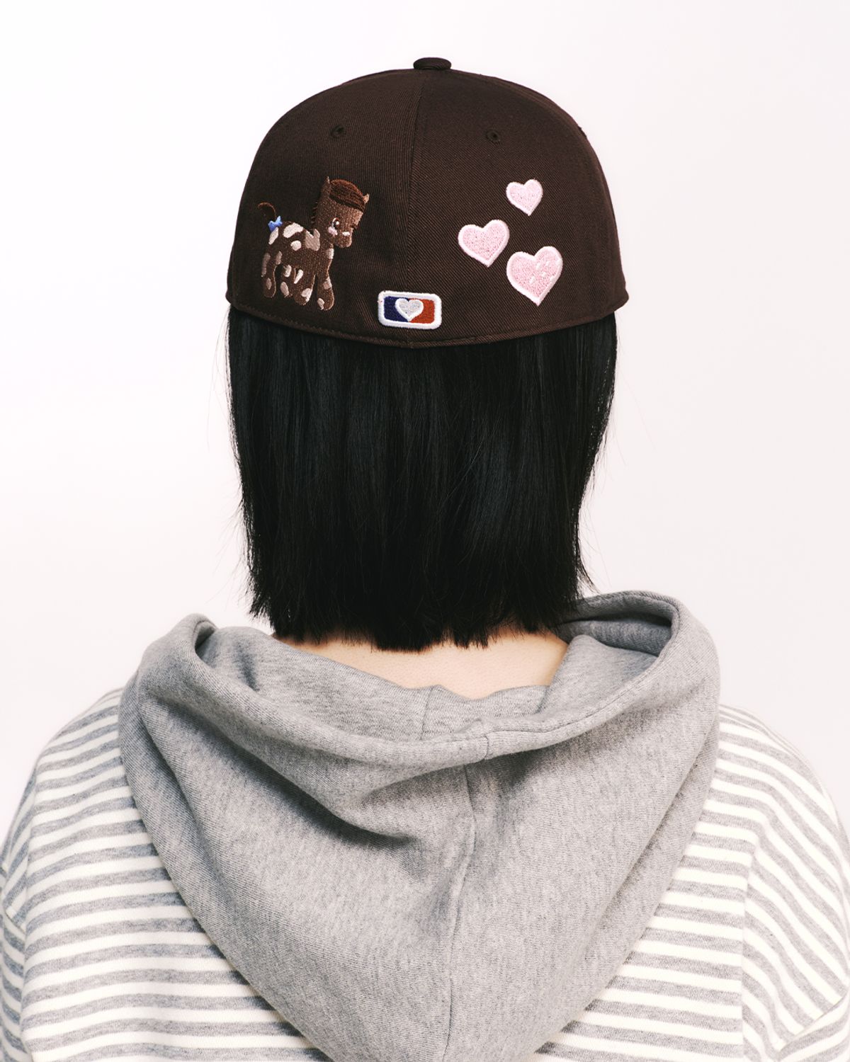 더뮤지엄비지터(THEMUSEUMVISITOR) PONY EMBROIDERY CAP (BROWN)