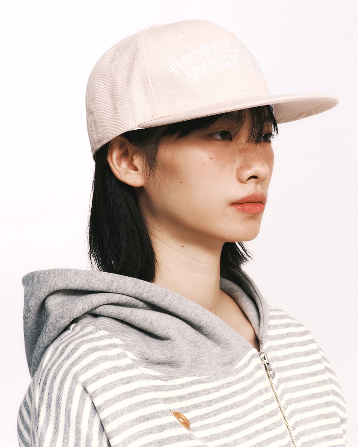 더뮤지엄비지터(THEMUSEUMVISITOR) PONY EMBROIDERY CAP (PINK)