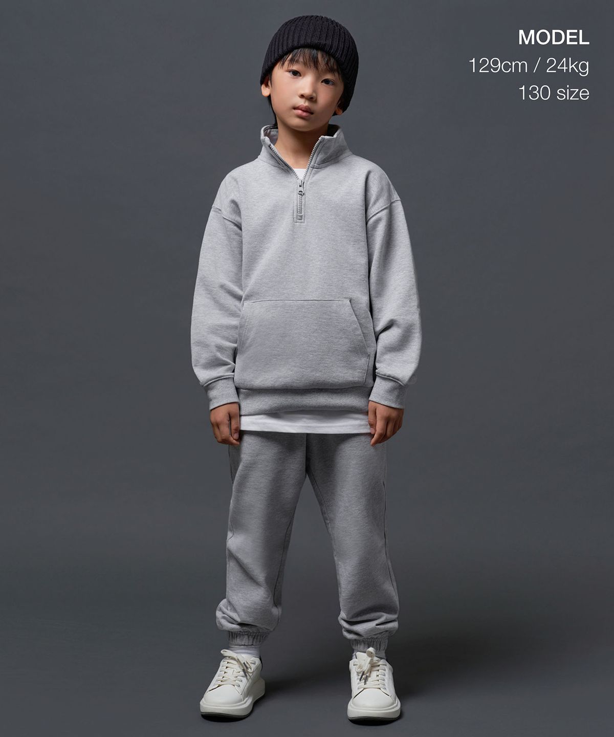 무신사 스탠다드 키즈(MUSINSA STANDARD KIDS) 오버사이즈 하프 집업 스웨트셔츠 & 베이식 스웨트 팬츠 셋업 [미디엄 그레이]