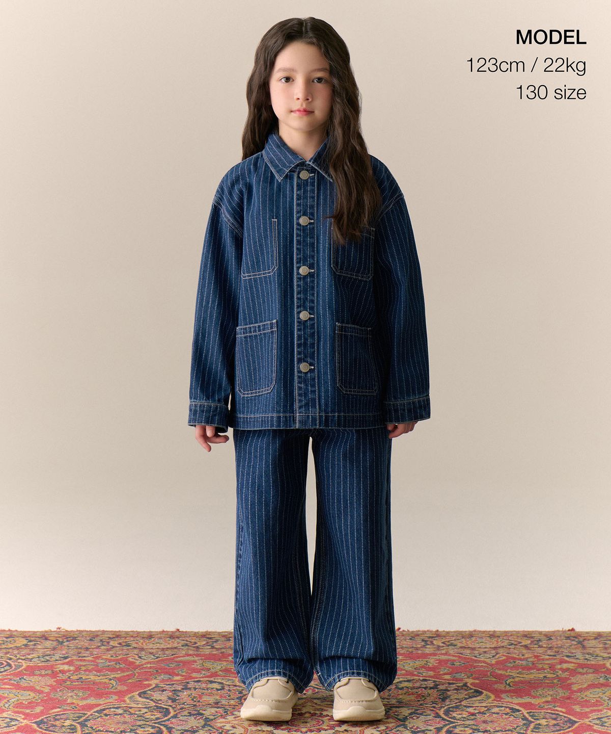 무신사 스탠다드 키즈(MUSINSA STANDARD KIDS) 스트라이프 데님 초어 재킷 & 와이드 데님 팬츠 셋업 [미디엄 인디고]