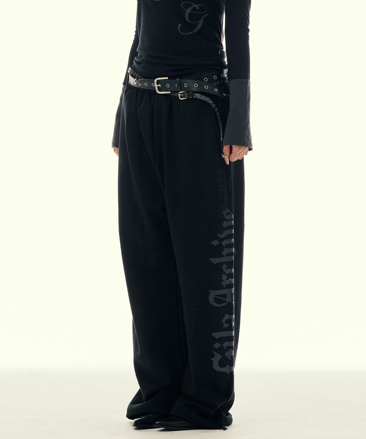 길라아카이브(GILAARCHIVE) SIDE CROSS LOGO SWEATPANTS_BLACK