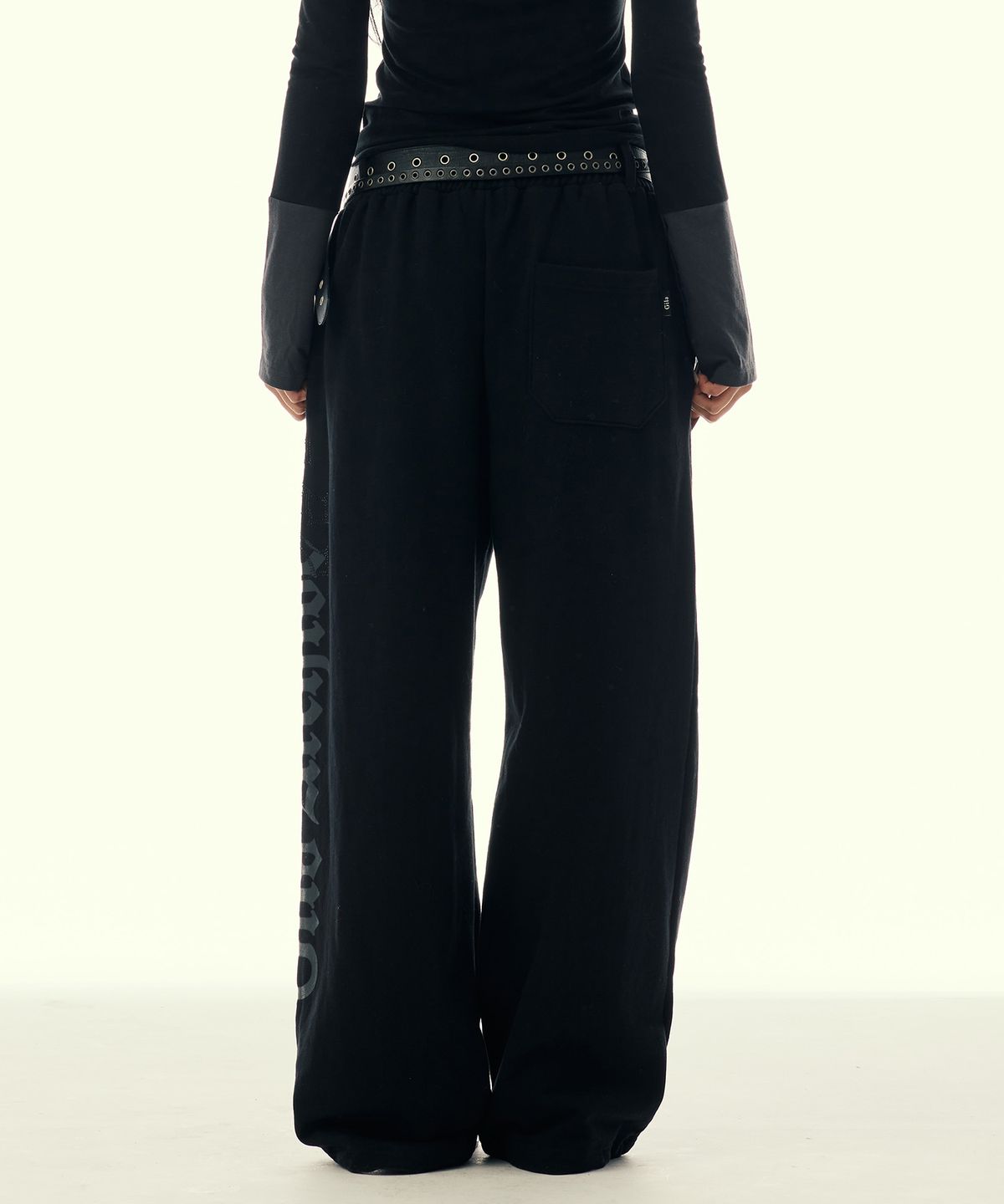 길라아카이브(GILAARCHIVE) SIDE CROSS LOGO SWEATPANTS_BLACK