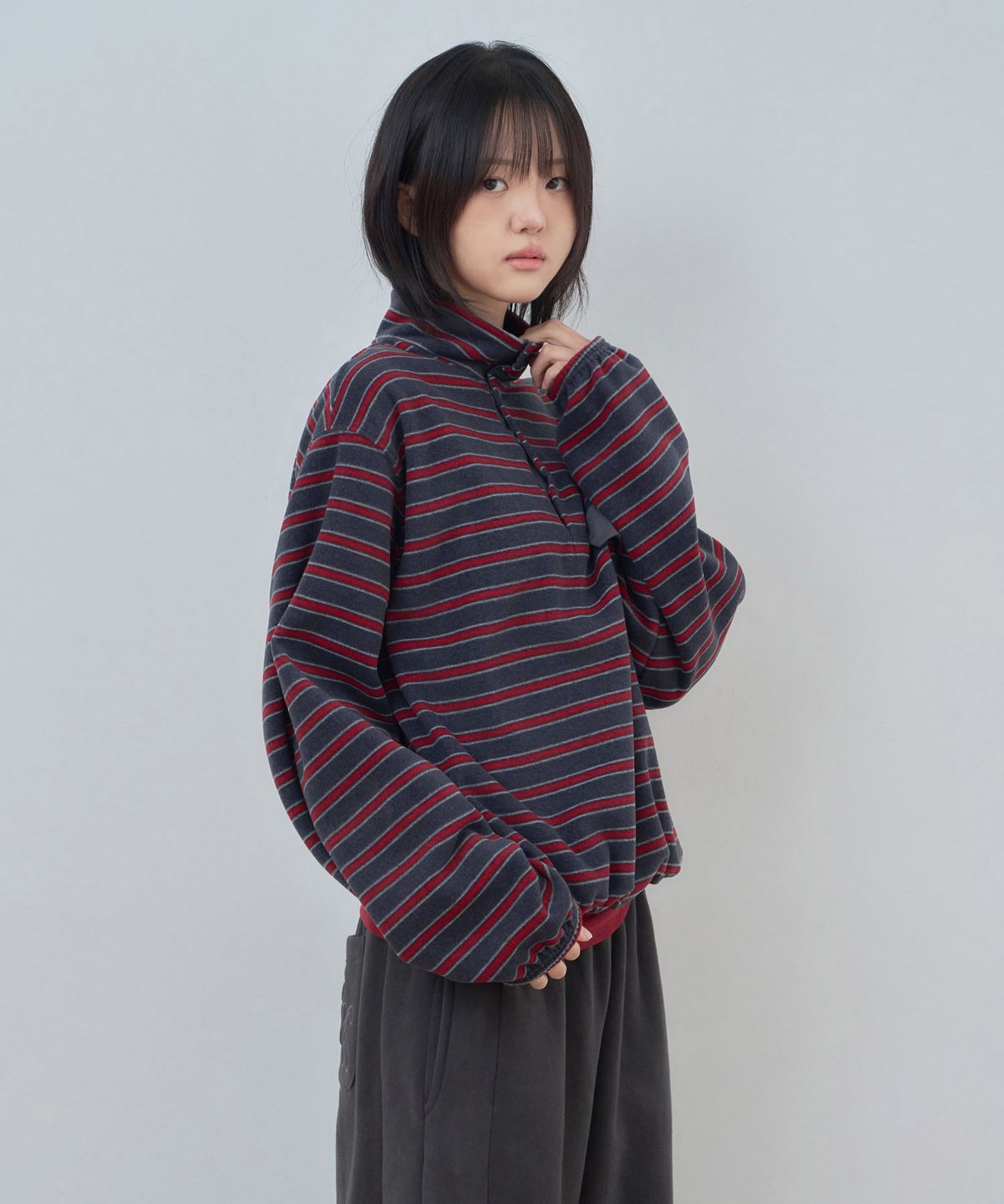 키지코(KIJIKO) [PRE-ORDER] ke306-Stripe Fleece Anorak Charcoal