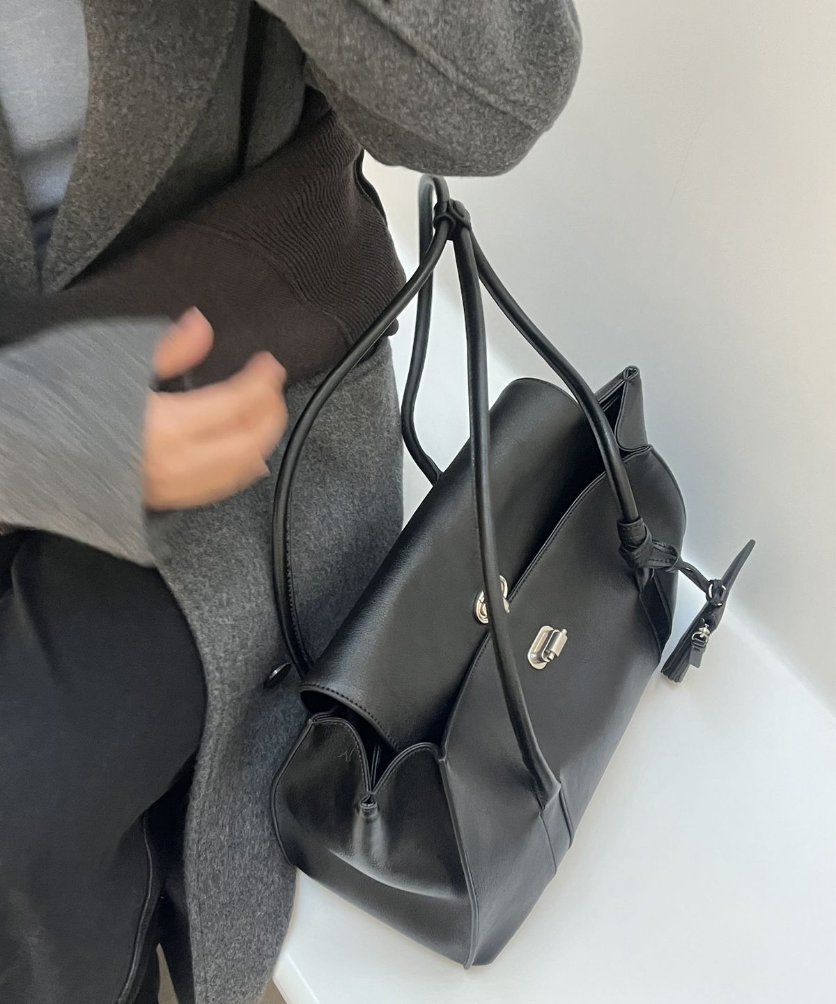 질스튜어트액세서리(JILLSTUART ACC) [AUBE] 가죽 오브 장식 롱숄더 M 블랙