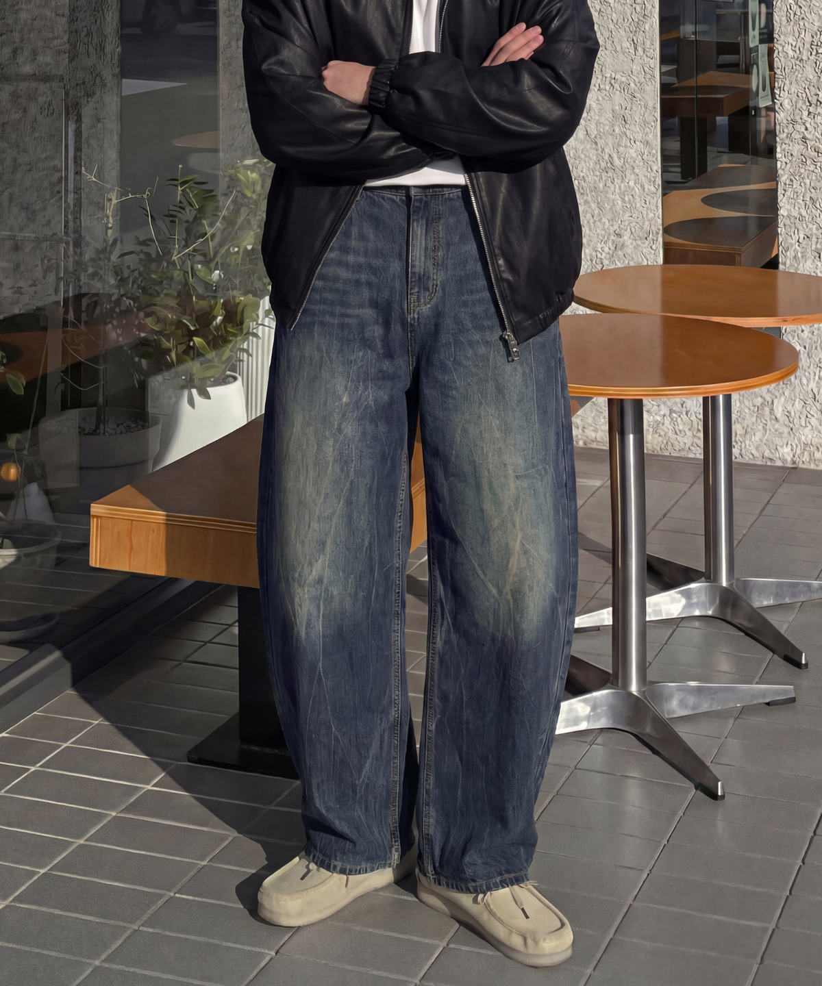 오프메이드(OFFMADE) 크랙 워싱 와이드 데님팬츠 커브드 청바지