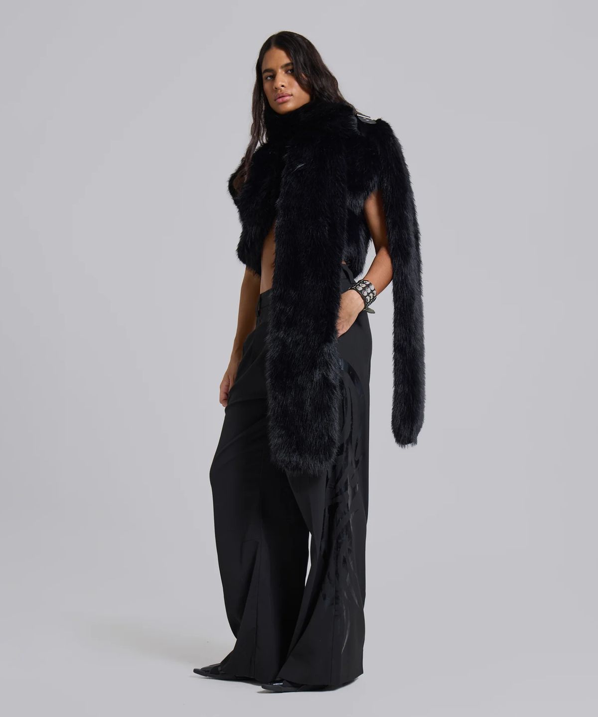 제이디드 런던(JADED LONDON) (U) 포 퍼 슬리브리스 슈러그 위드 XL 스카프 블랙 FAUX FUR SLEEVELESS SHRUG WITH XL SCARF - BLACK BLACK