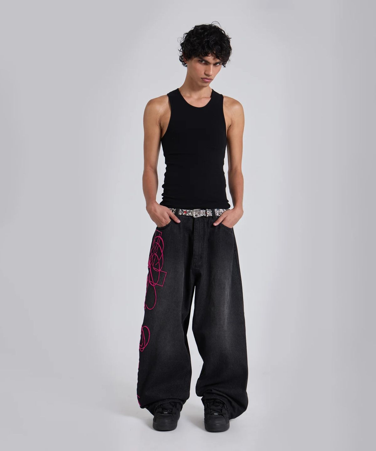 제이디드 런던(JADED LONDON) (M) 크로스 스크립트 엠브로이더드 진 블랙 CROSS SCRIPT EMBROIDERED JEAN BLACK