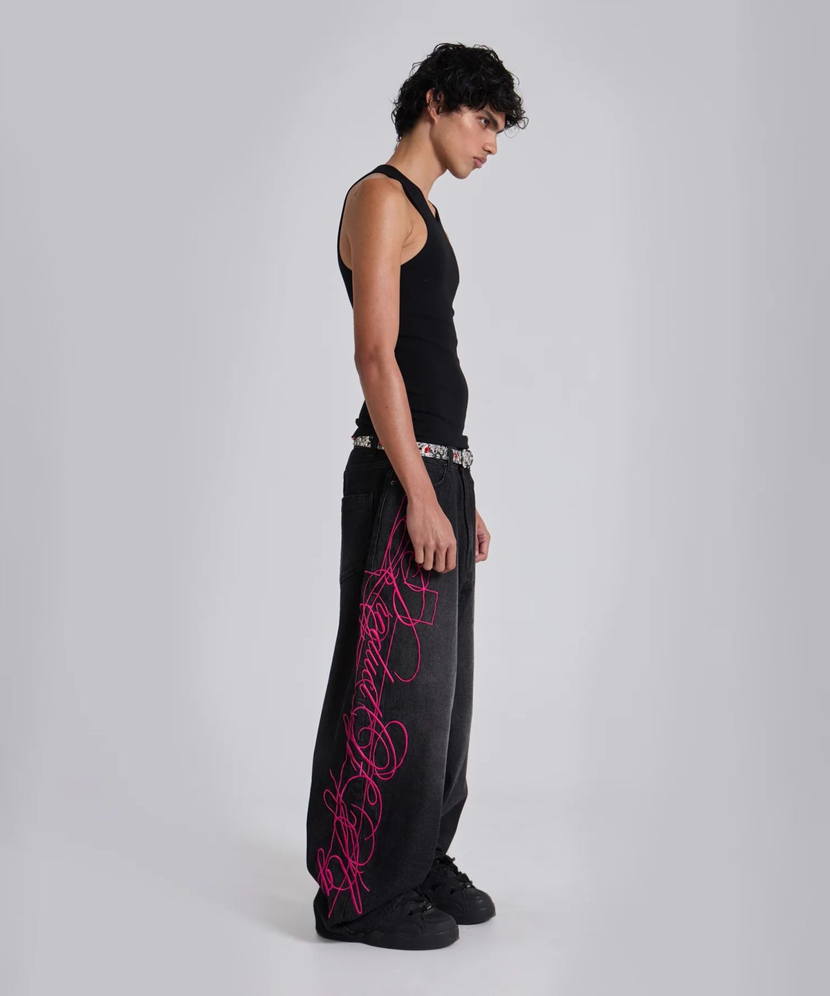 제이디드 런던(JADED LONDON) (M) 크로스 스크립트 엠브로이더드 진 블랙 CROSS SCRIPT EMBROIDERED JEAN BLACK