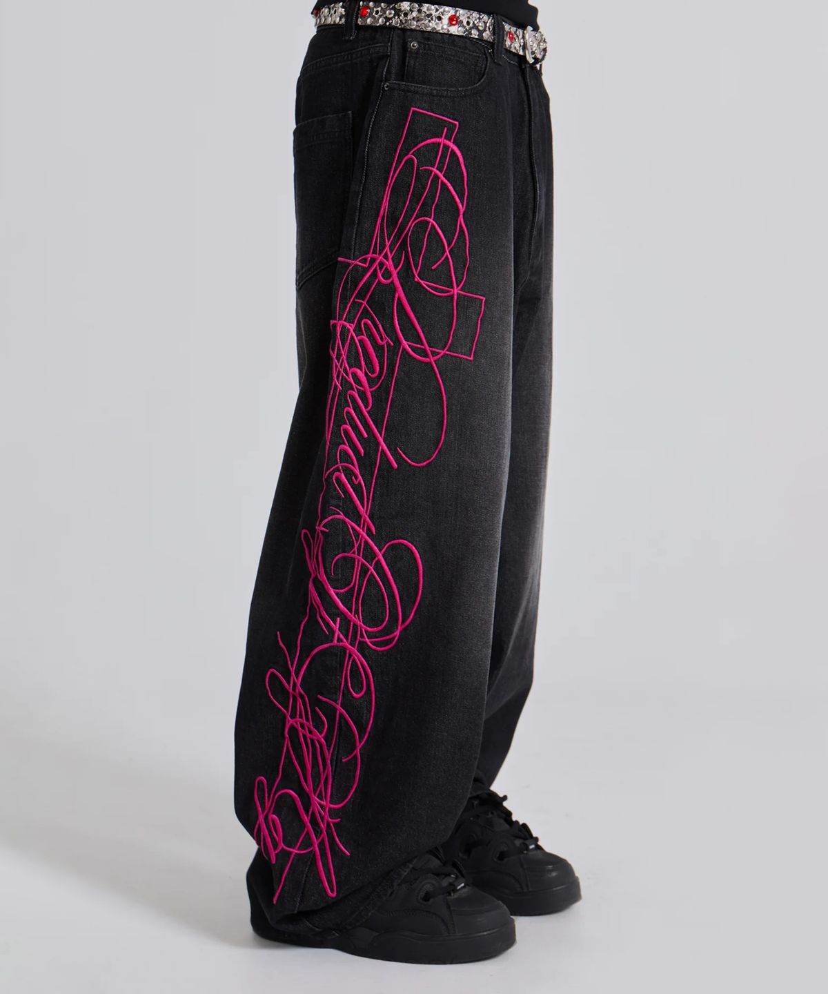 제이디드 런던(JADED LONDON) (M) 크로스 스크립트 엠브로이더드 진 블랙 CROSS SCRIPT EMBROIDERED JEAN BLACK