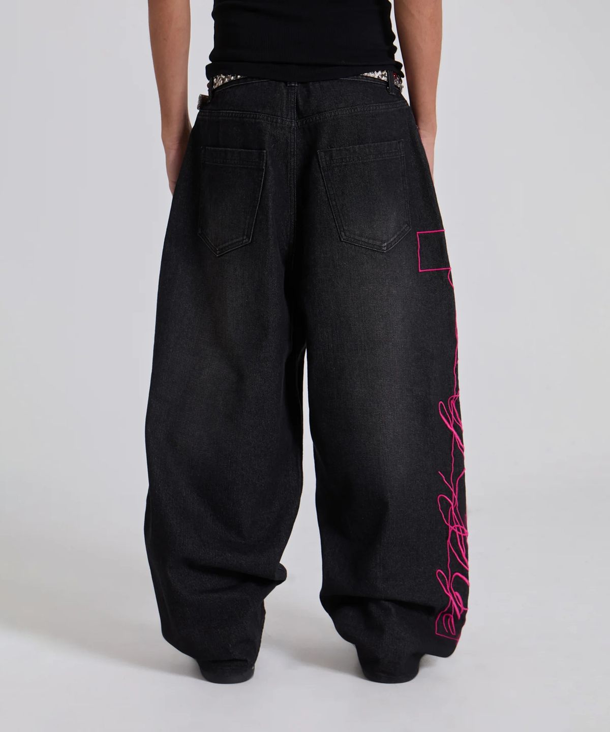 제이디드 런던(JADED LONDON) (M) 크로스 스크립트 엠브로이더드 진 블랙 CROSS SCRIPT EMBROIDERED JEAN BLACK