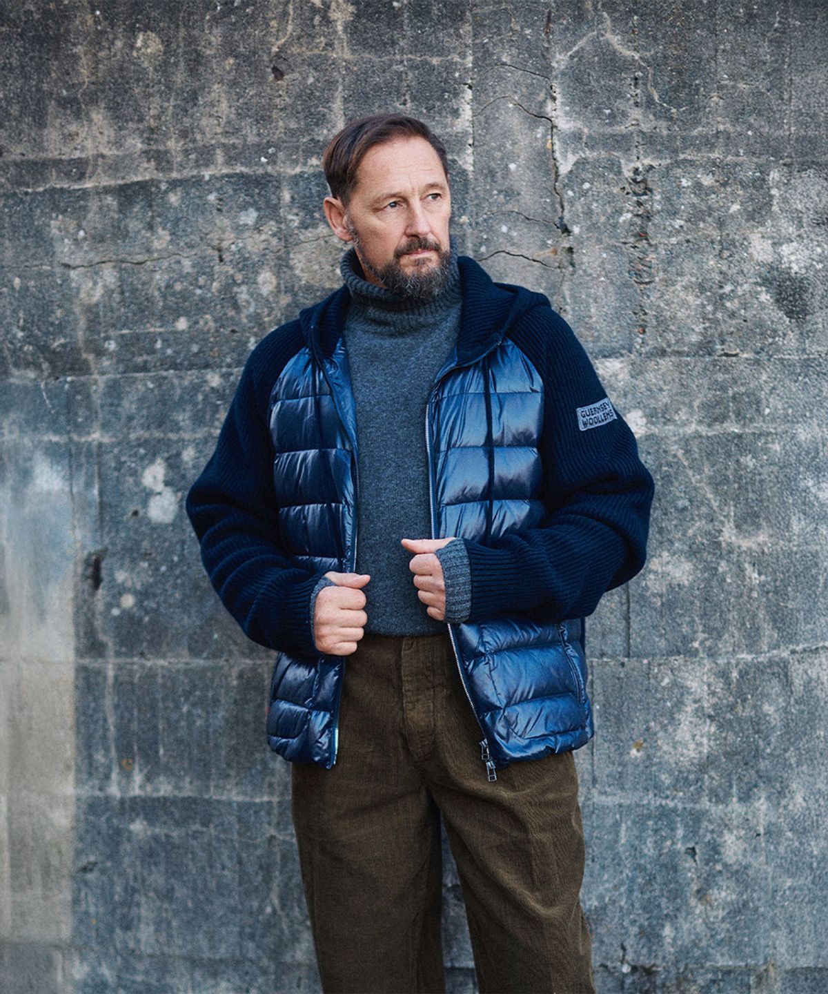 건지 울른스(Guernsey Woollens) 구스 다운 하이브리드 후드 집업 스웨터 - 네이비