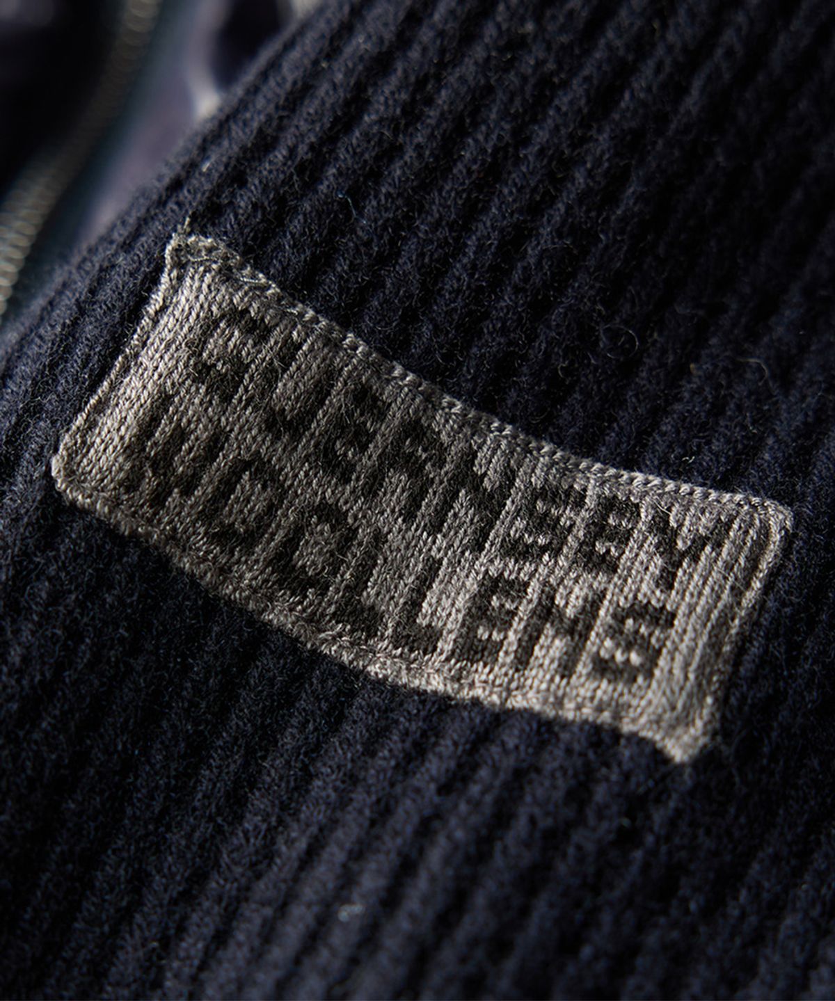 건지 울른스(Guernsey Woollens) 구스 다운 하이브리드 후드 집업 스웨터 - 네이비