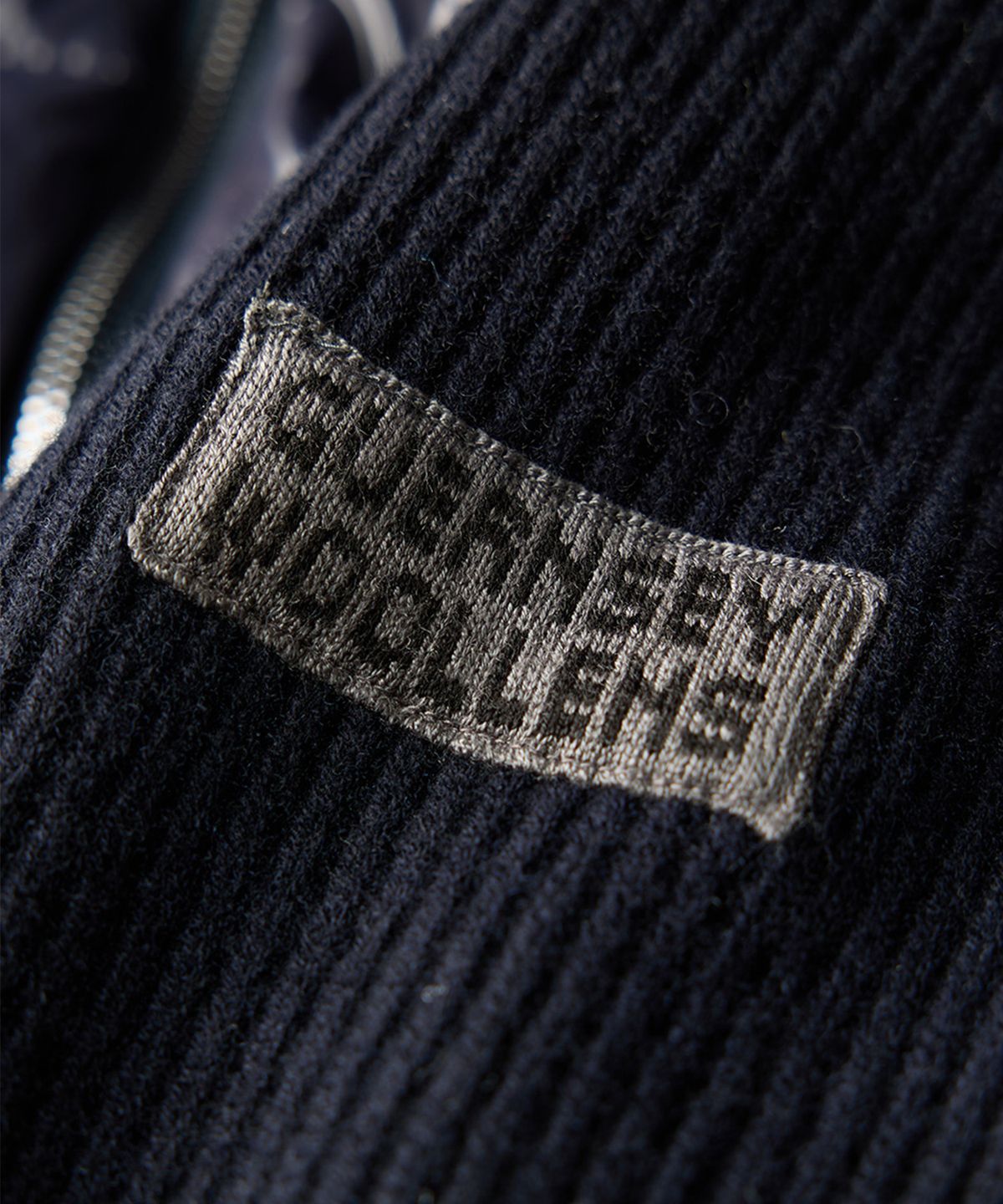 건지 울른스(Guernsey Woollens) 구스 다운 하이브리드 후드 집업 스웨터 - 그레이