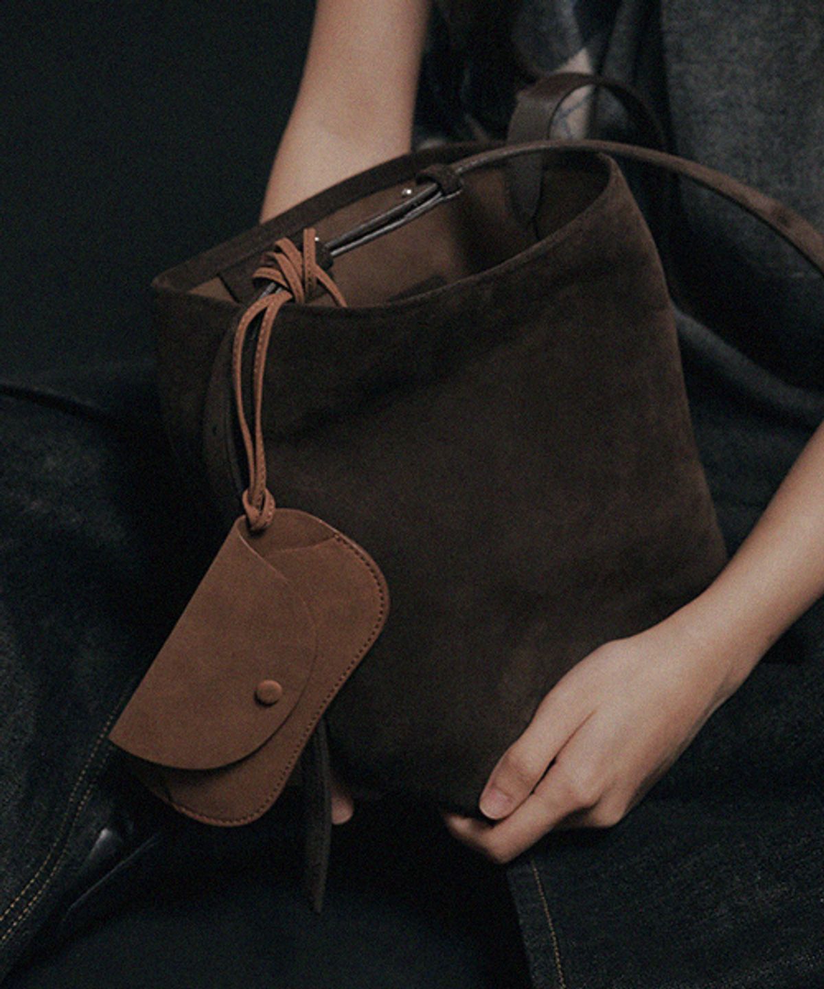 드메이커(DEMAKER) Woody bucket suede bag-deep brown