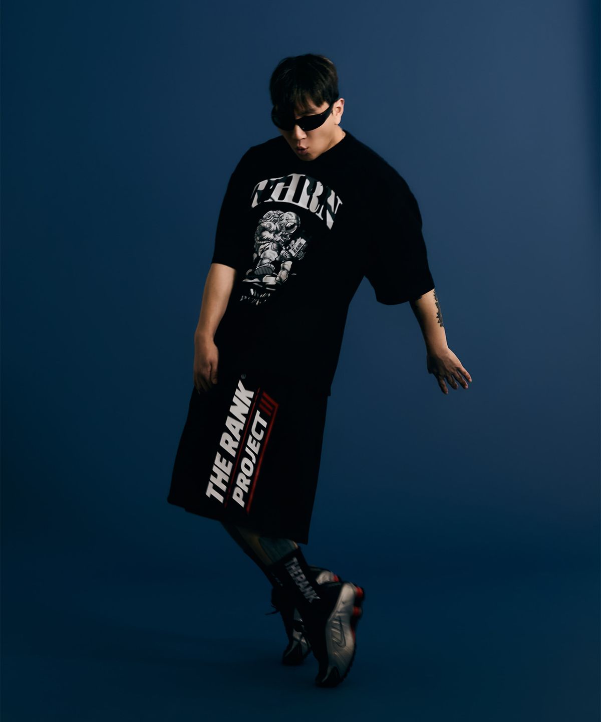 더랭크(THERANK) SPACEMAN PROTEIN PUMP OVERFIT T-SHIRT [BLACK/GREY]