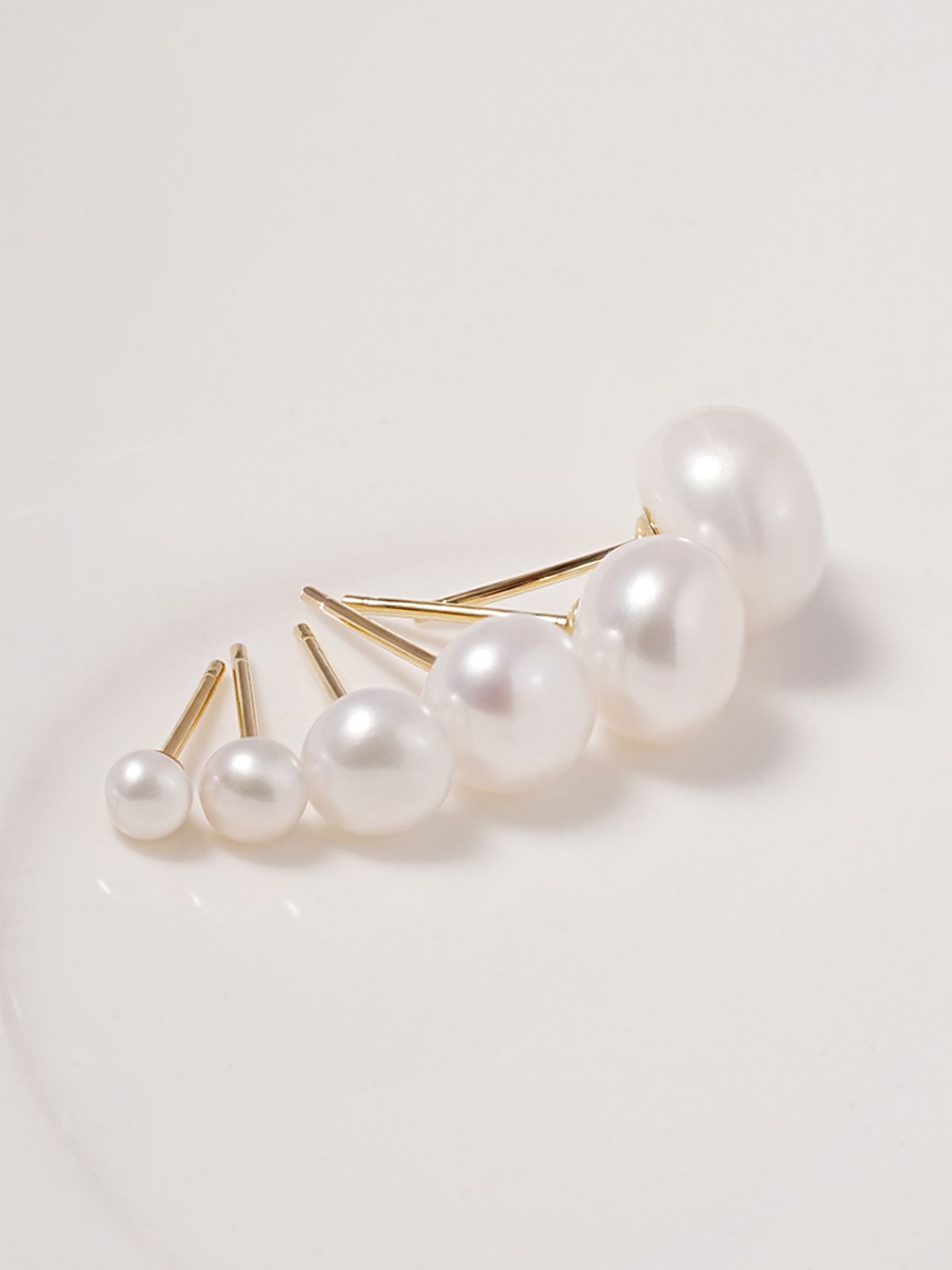 미니멀피어싱(MINIMALPIERCING) 14K 천연 납작 담수진주 귀걸이