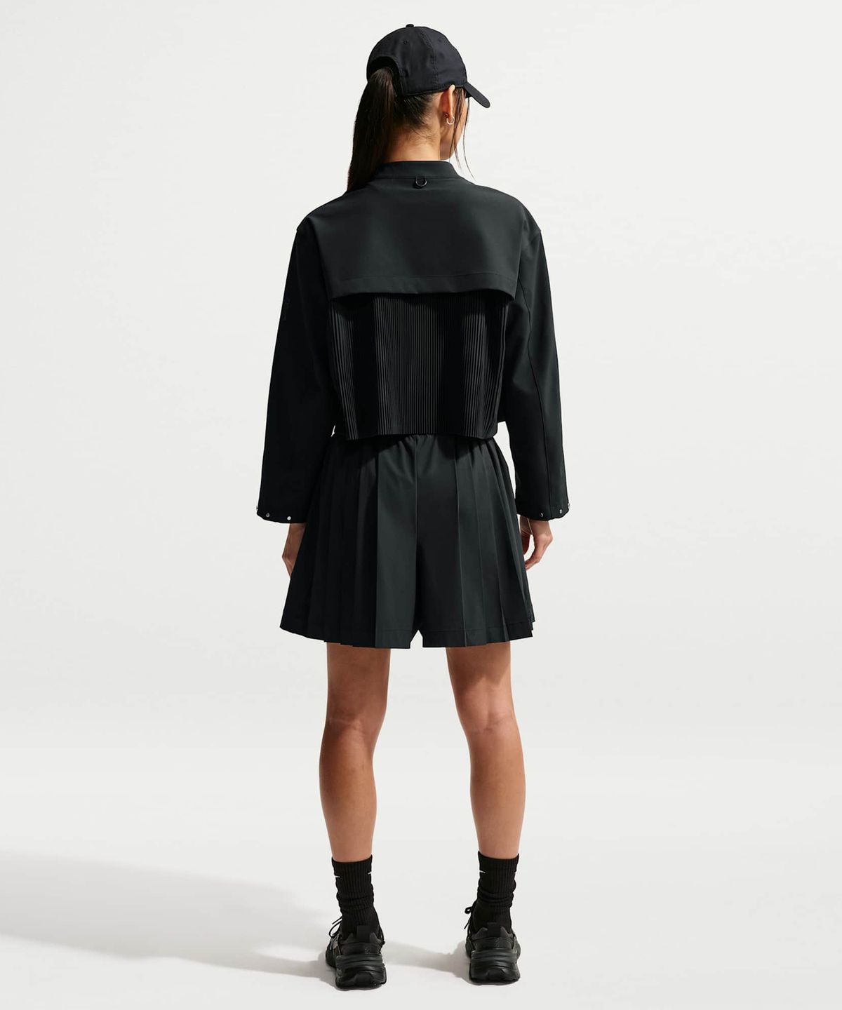 나이키(NIKE) 24.7 퍼펙트스트레치 드라이 핏 루즈 핏 크롭 재킷 W - 블랙:다크 스모크 그레이 / IB8987-010