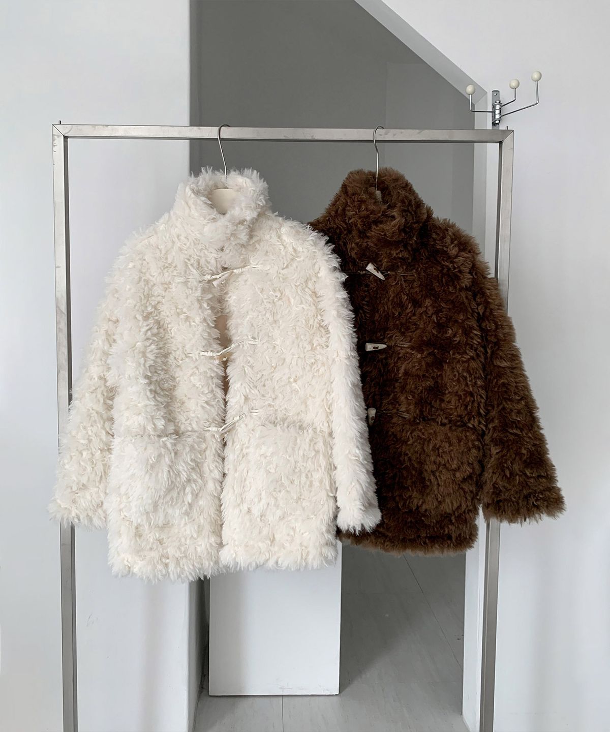 바스카라(VASCARA) Fluffy High Neck Duffle Faux Fur Jacket (2colors)
